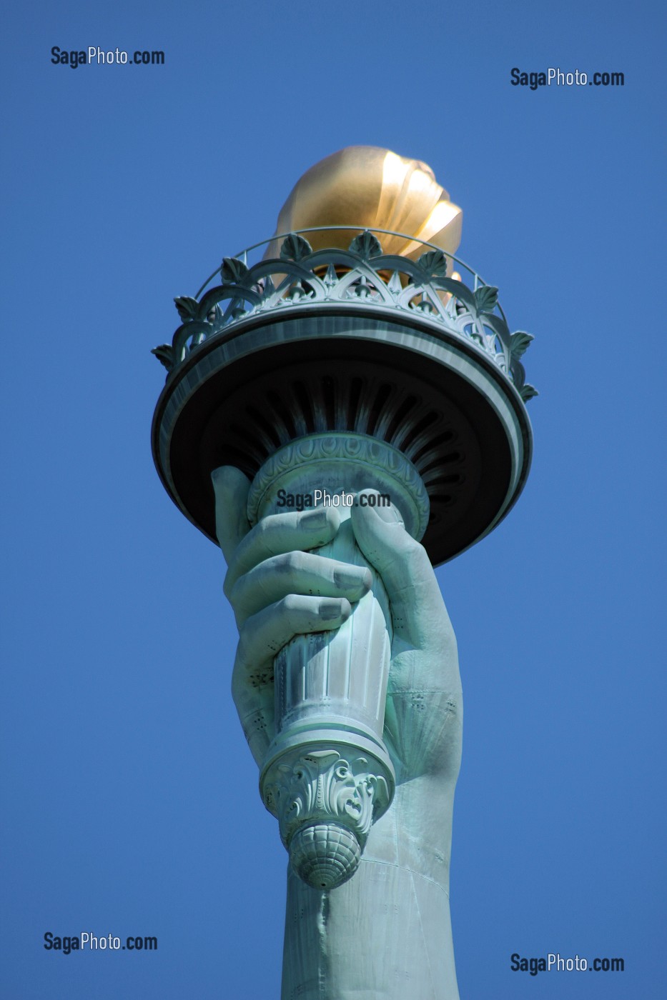 GROS PLAN SUR LA TORCHE DE LA STATUE DE LA LIBERTE, LIBERTY ISLAND, PORT DE NEW YORK CITY, ETAT DE NEW YORK, ETATS-UNIS 