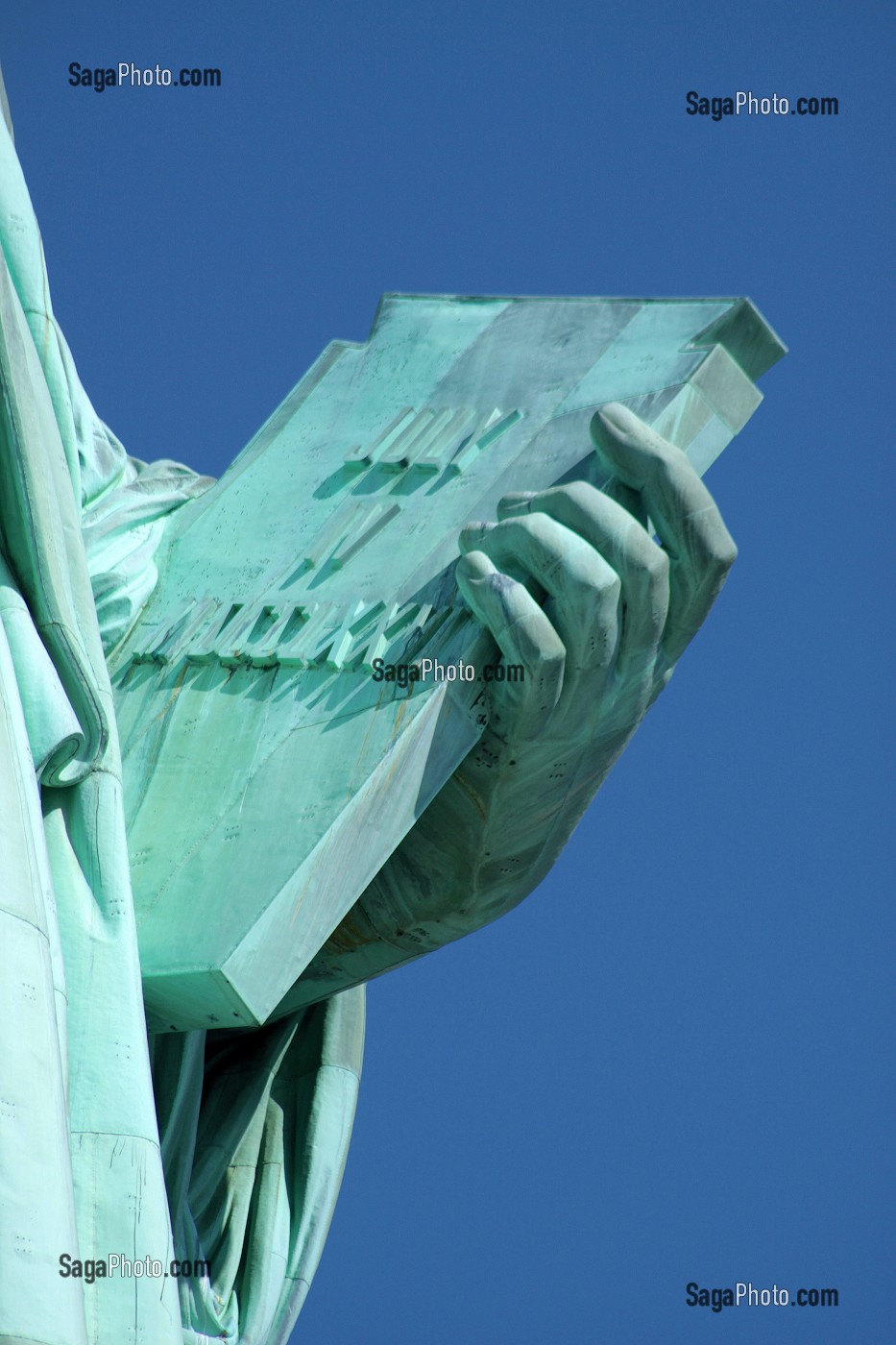 GROS PLAN SUR LA DECLARATION D'INDEPENDANCE PORTEE PAR LA STATUE DE LA LIBERTE, LIBERTY ISLAND, PORT DE NEW YORK CITY, ETAT DE NEW YORK, ETATS-UNIS 