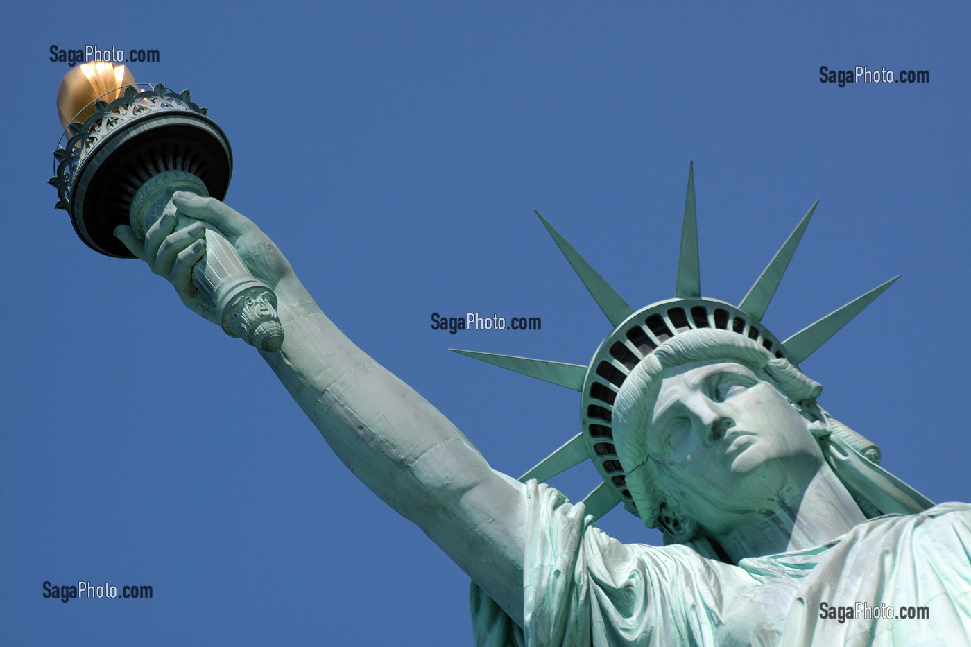 GROS PLAN SUR LE VISAGE ET LA MAIN TENANT LA TORCHE DE LA STATUE DE LA LIBERTE, LIBERTY ISLAND, PORT DE NEW YORK CITY, ETAT DE NEW YORK, ETATS-UNIS 