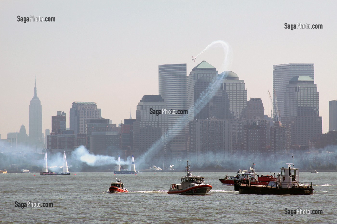 AVION REALISANT DES ACROBATIES AERIENNES LORS DE LA RED BULL AIR RACE DANS LE PORT DE NEW YORK CITY EN JUILLET 2010, ETAT DE NEW YORK, ETATS-UNIS 