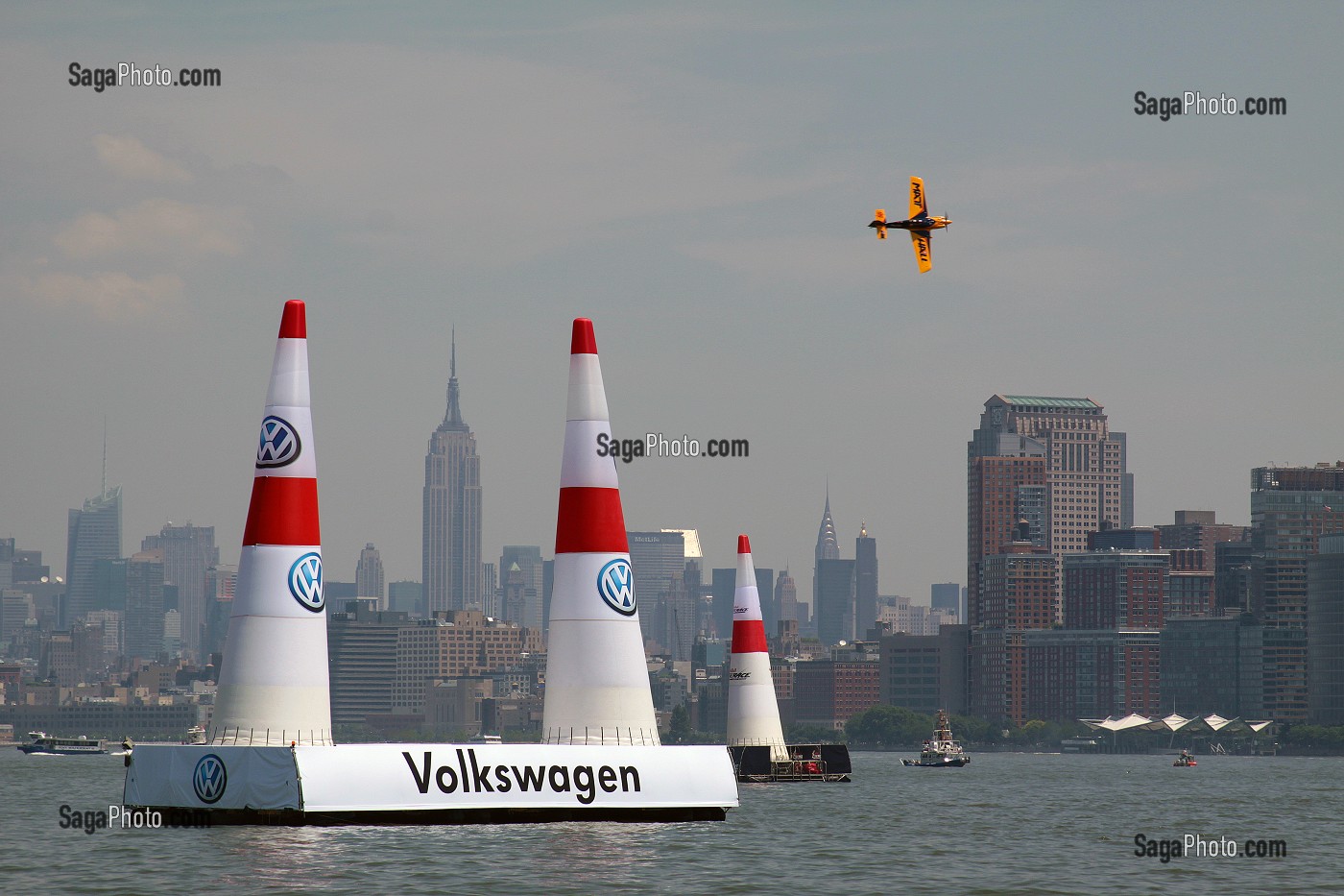 AVION REALISANT DES ACROBATIES AERIENNES LORS DE LA RED BULL AIR RACE DANS LE PORT DE NEW YORK CITY EN JUILLET 2010, ETAT DE NEW YORK, ETATS-UNIS 