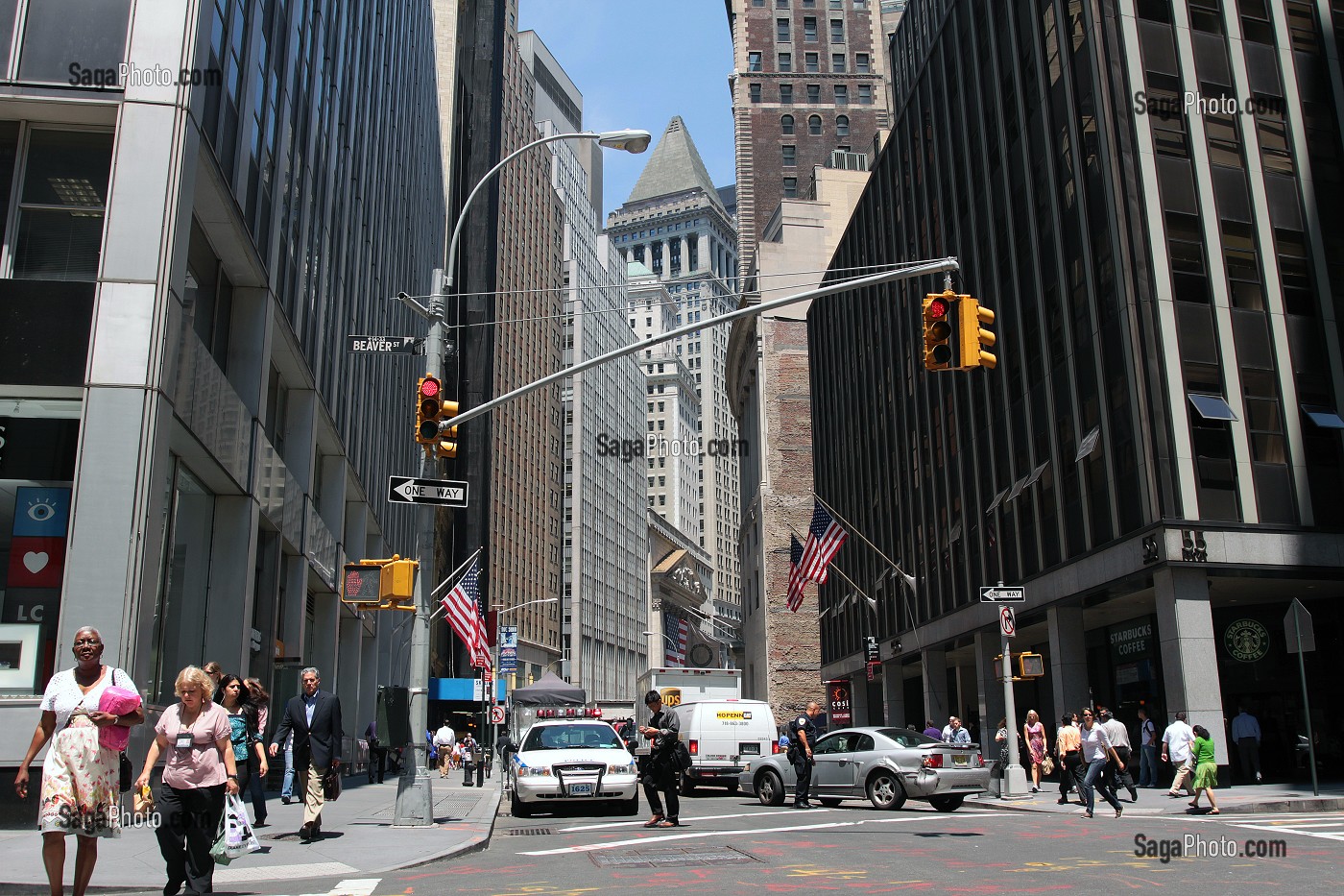 CONTROLE DE POLICE A L'ENTREE DE BROAD STREET OU SE SITUE LA BOURSE DE NEW YORK, WALL STREET, DOWNTOWN, MANHATTAN, NEW YORK CITY, ETAT DE NEW YORK, ETATS-UNIS 