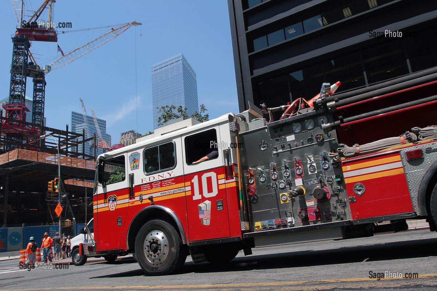 CAMION DE POMPIERS SUR LIBERTY STREET A QUELQUES METRES DE GROUND ZERO, SITE DU WORLD TRADE CENTER, FINANCIAL DISTRICT, DOWNTOWN, MANHATTAN, NEW YORK CITY, ETAT DE NEW YORK, ETATS-UNIS 