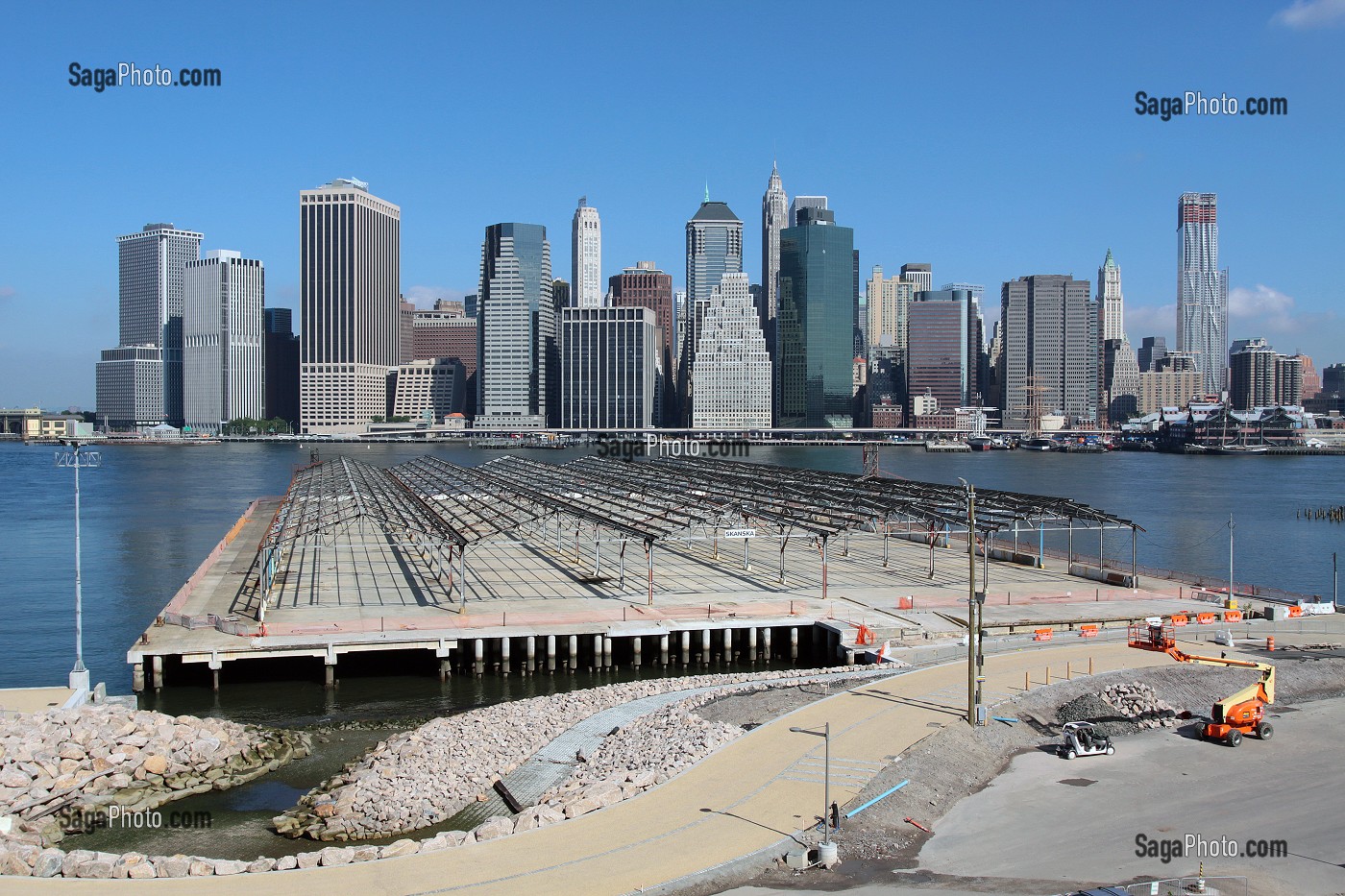 VUE DES BERGES DE L'EAST RIVER ET LA SKYLINE DE MANHATTAN DEPUIS LA PROMENADE DE BROOKLYN HEIGHTS, NEW YORK CITY, ETAT DE NEW YORK, ETATS-UNIS 