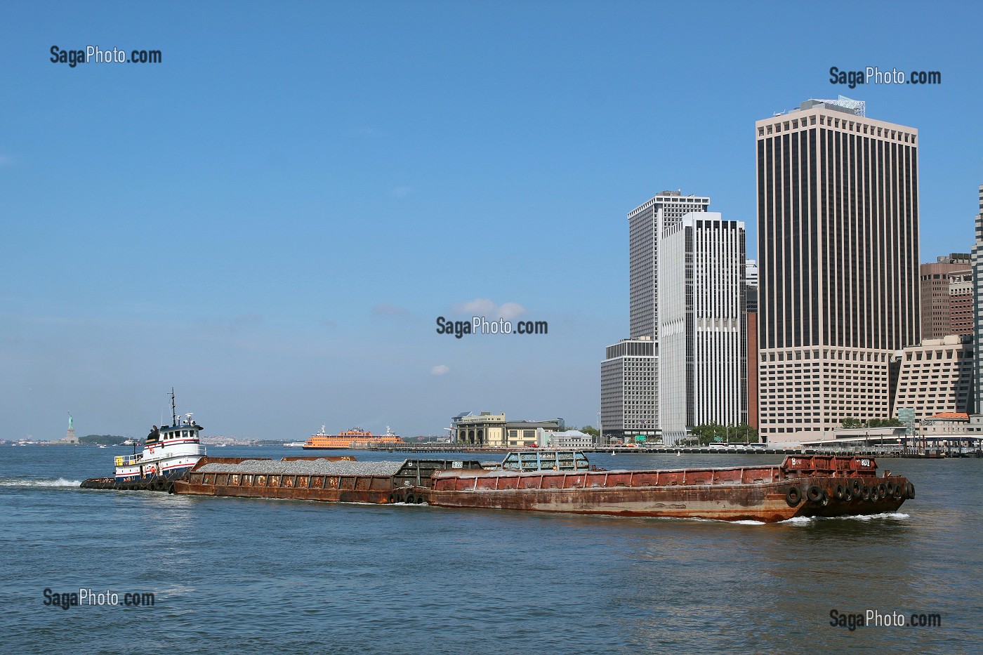 TUG BOAT SUR L'EAST RIVER PASSANT DEVANT LA SKYLINE DE MANHATTAN, PORT DE NEW YORK CITY, ETAT DE NEW YORK, ETATS-UNIS 