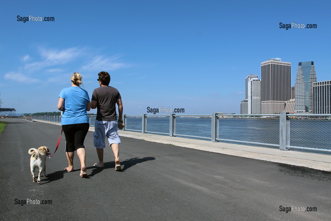 COUPLE ET SON CHIEN SE PROMENANT DANS LE BROOKLYN BRIDGE PARK, BROOKLYN, NEW YORK CITY, ETAT DE NEW YORK, ETATS-UNIS 