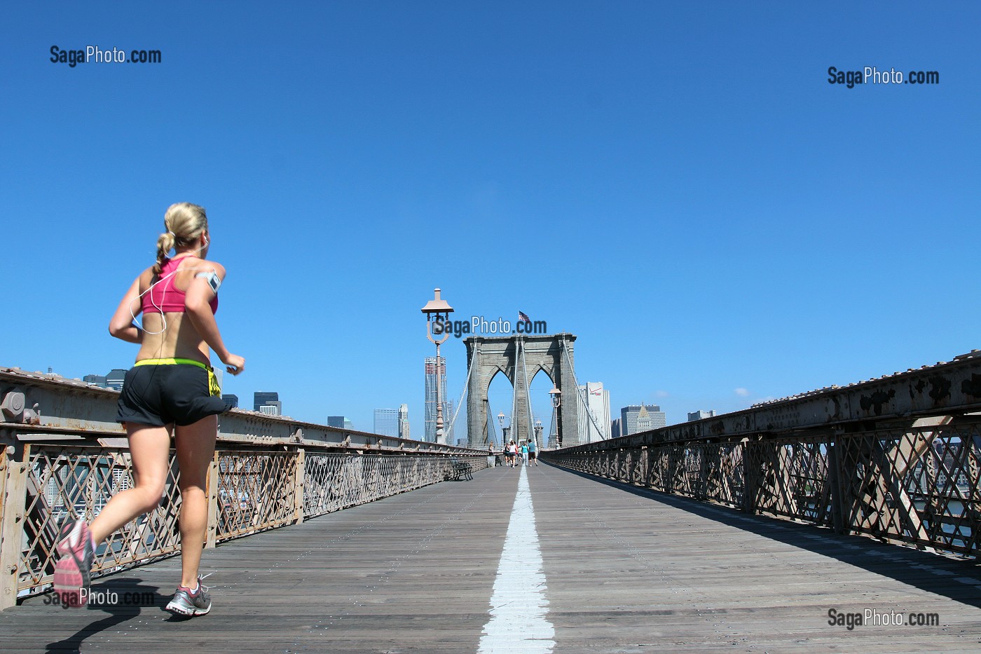 JOGGEUSE TRAVERSANT LA PASSERELLE DU PONT DE BROOKLYN (BROOKLYN BRIDGE), NEW YORK CITY, ETAT DE NEW YORK, ETATS-UNIS 