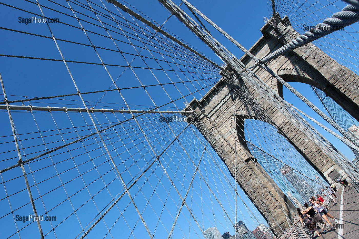 UNE PILE ET LES CABLES DU PONT DE BROOKLYN (BROOKLYN BRIDGE), NEW YORK CITY, ETAT DE NEW YORK, ETATS-UNIS 
