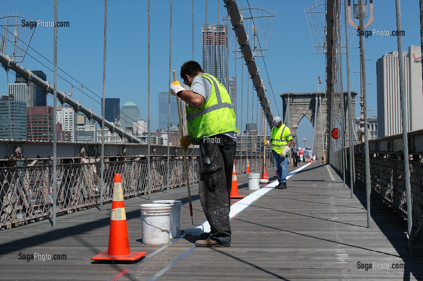 PAINTING THE WHITE LINE, BROOKLYN BRIDGE, NEW YORK CITY, UNITED STATES OUVRIERS EN TRAIN DE REPEINDRE LA LIGNE BLANCHE DE LA PASSERELLE POUR PIETONS DU PONT DE BROOKLYN (BROOKLYN BRIDGE), NEW YORK CITY, ETAT DE NEW YORK, ETATS-UNIS 