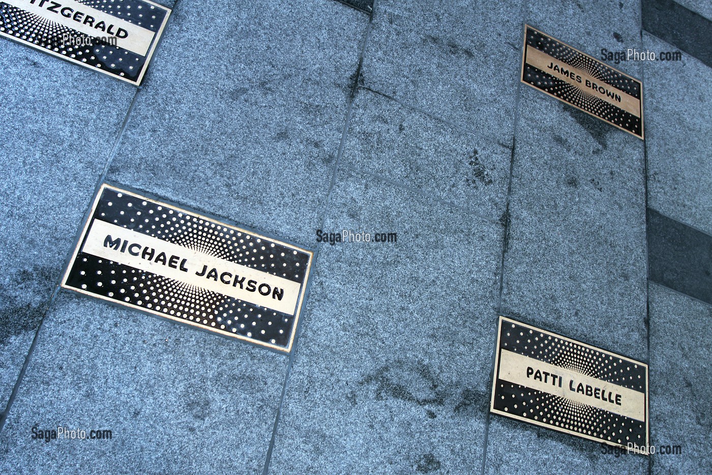 PLAQUES RENDANT HOMMAGE A DES ARTISTES NOIRS AMERICAINS (MICHAEL JACKSON, JAMES BROWN, PATTI LABELLE), DEVANT L’APOLLO THEATER, HARLEM, MANHATTAN, NEW YORK CITY, ETAT DE NEW YORK, ETATS-UNIS 