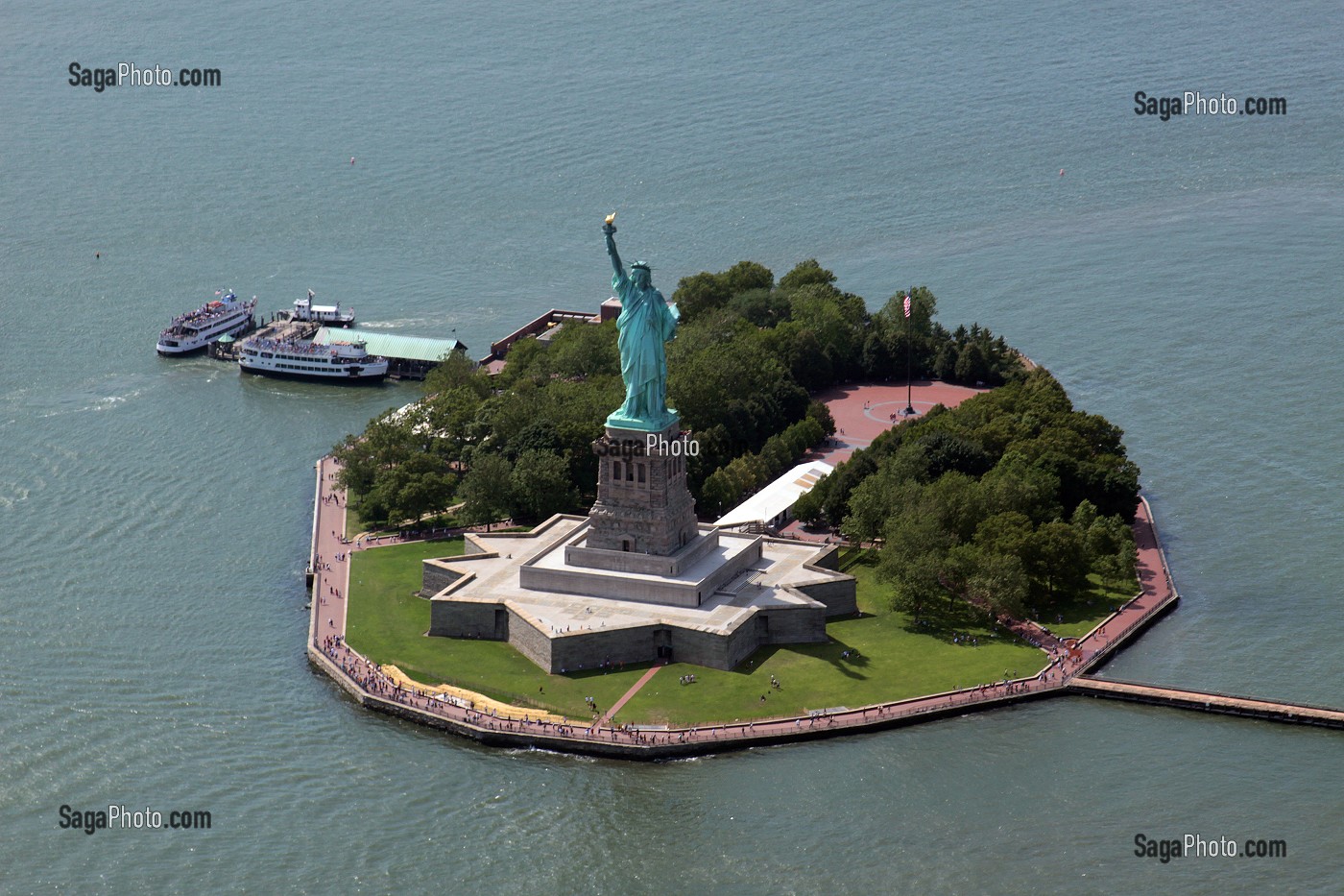 VUE SUR LA STATUE DE LA LIBERTE ET DE LIBERTY ISLAND DEPUIS UN HELICOPTERE, PORT DE NEW YORK CITY, ETAT DE NEW YORK, ETATS-UNIS 