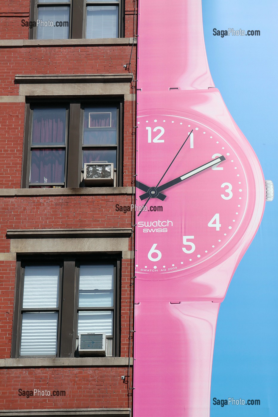 PUBLICITE GEANTE POUR LA MARQUE DE MONTRES SWATCH APPOSEE SUR LA FACADE D'UN IMMEUBLE, QUARTIER DE SOHO, MANHATTAN, NEW YORK CITY, ETAT DE NEW YORK, ETATS-UNIS 