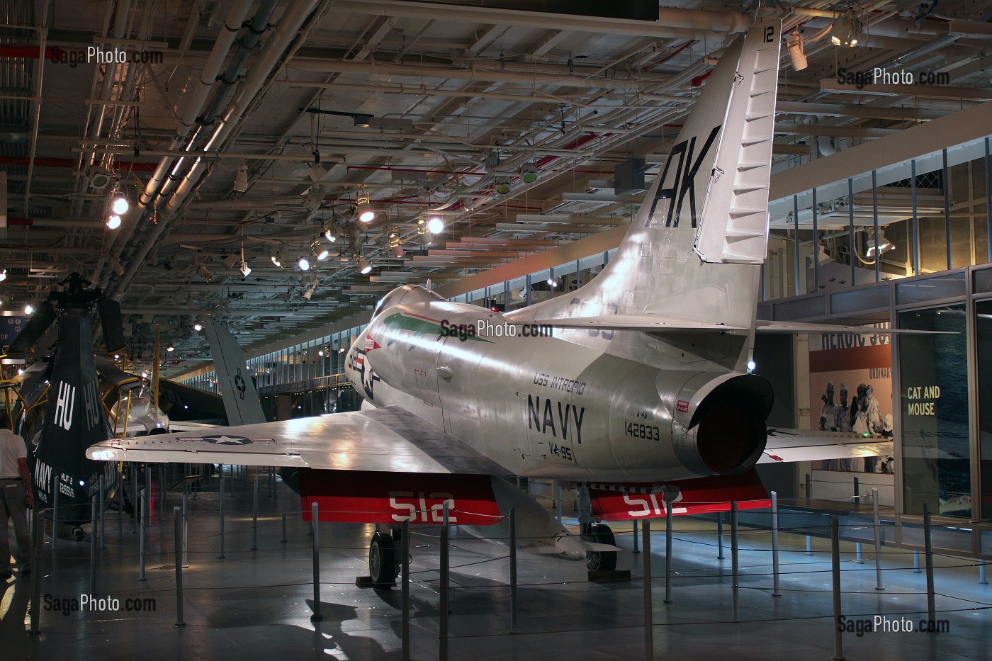 AVION DE LA MARINE AMERICAINE (MARINES OR NAVY) EXPOSE DANS UN HANGAR DU PORTE-AVIONS INTREPID, INTREPID SEA-AIR-SPACE MUSEUM, MUSEE DE L'AERONAUTIQUE ET DE L'ESPACE, QUARTIER DE HELL'S KITCHEN, NEW YORK CITY, ETAT DE NEW YORK, ETATS-UNIS 