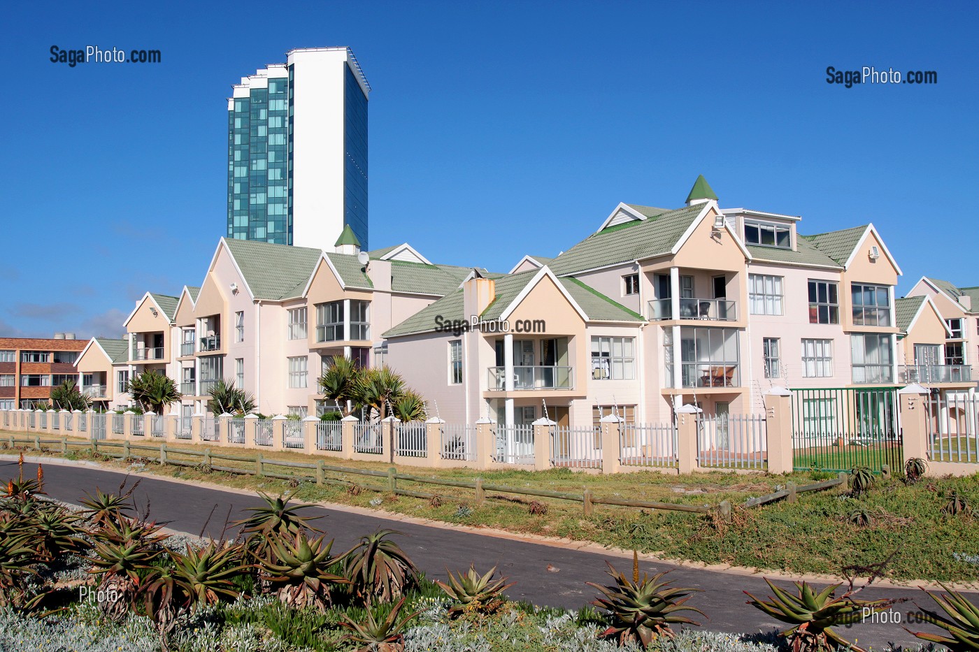 FRONT DE MER DE PORT ELIZABETH AVEC L'HOTEL RADISSON BLU EN ARRIERE PLAN, PORT ELIZABETH, PROVINCE DU CAP ORIENTAL, AFRIQUE DU SUD 