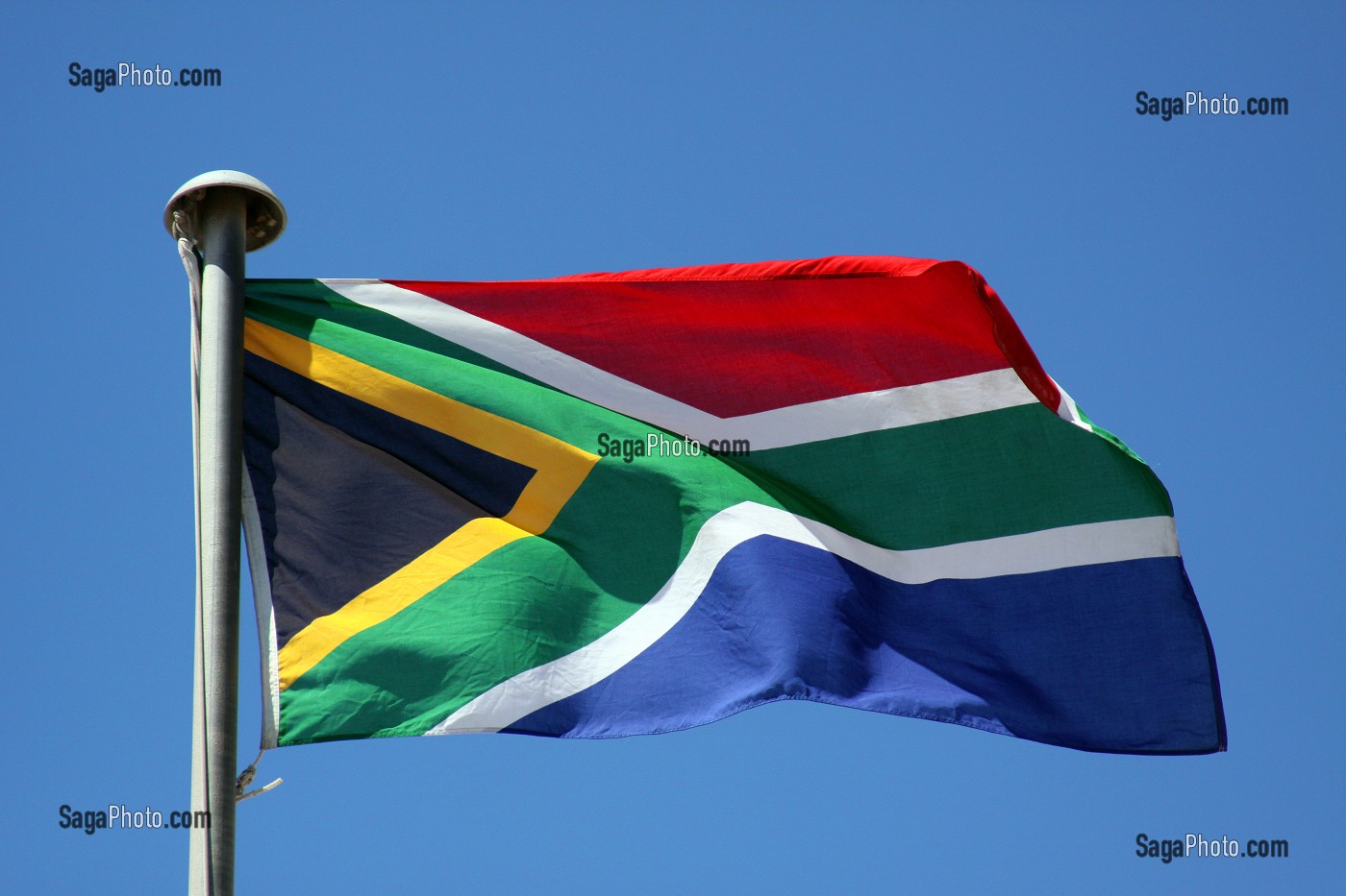 DRAPEAU NATIONAL SUD-AFRICAIN FLOTTANT DANS UN CIEL AZUR, PORT ELIZABETH, PROVINCE DU CAP ORIENTAL, AFRIQUE DU SUD 