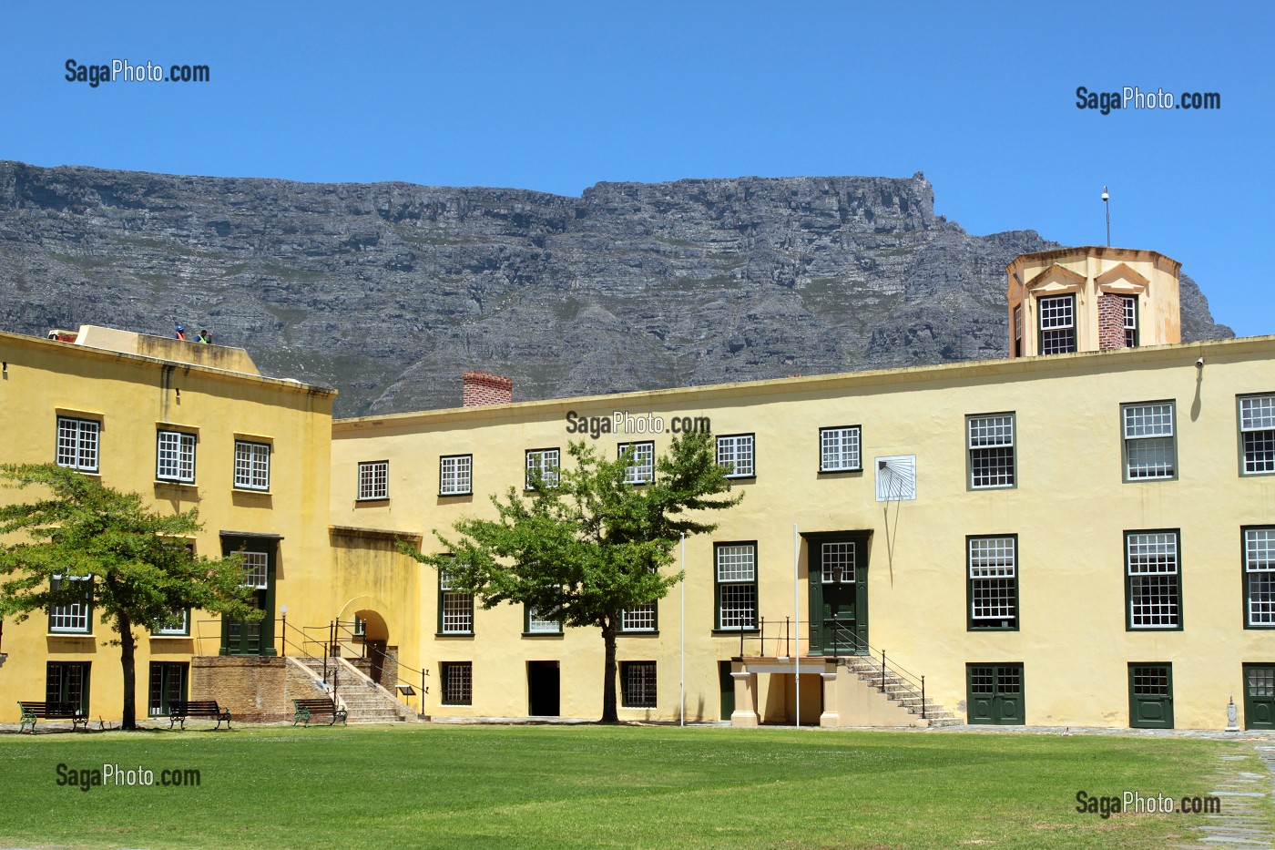 COUR INTERIEURE DU CHATEAU DE BONNE-ESPERANCE FONDE PAR LA COMPAGNIE NEERLANDAISE DES INDES AU 17EME SIECLE, ET SOMMET DE LA MONTAGNE DE LA TABLE, LE CAP, PROVINCE DU CAP OCCIDENTAL, AFRIQUE DU SUD 