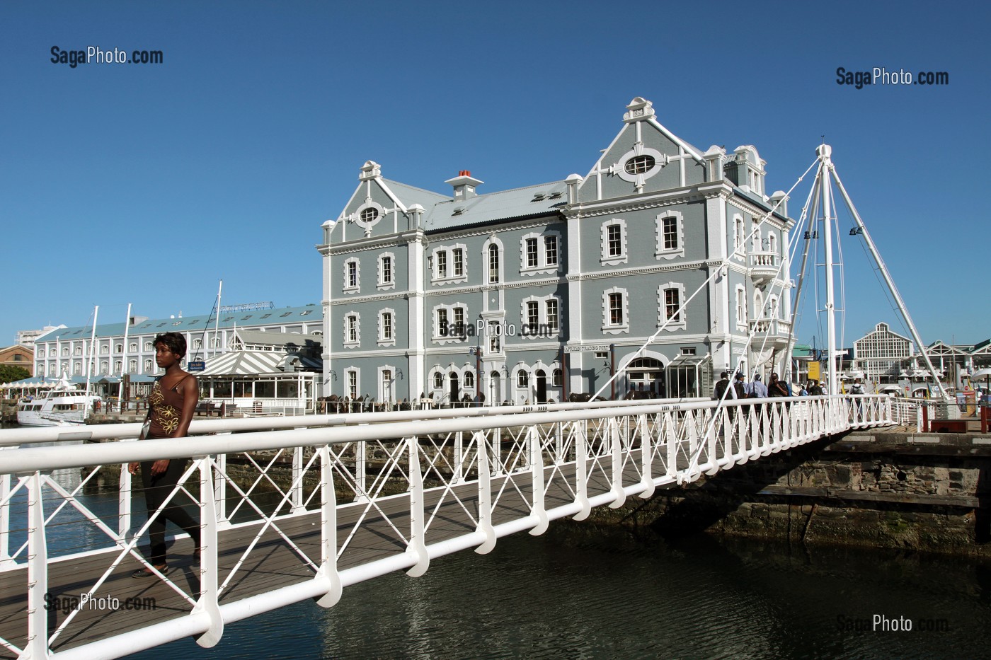 PASSERELLE ET MAISON VICTORIENNE DANS LE QUARTIER DU VICTORIA AND ALBERT WATERFRONT, PORT DU CAP, PROVINCE DU CAP OCCIDENTAL, AFRIQUE DU SUD 