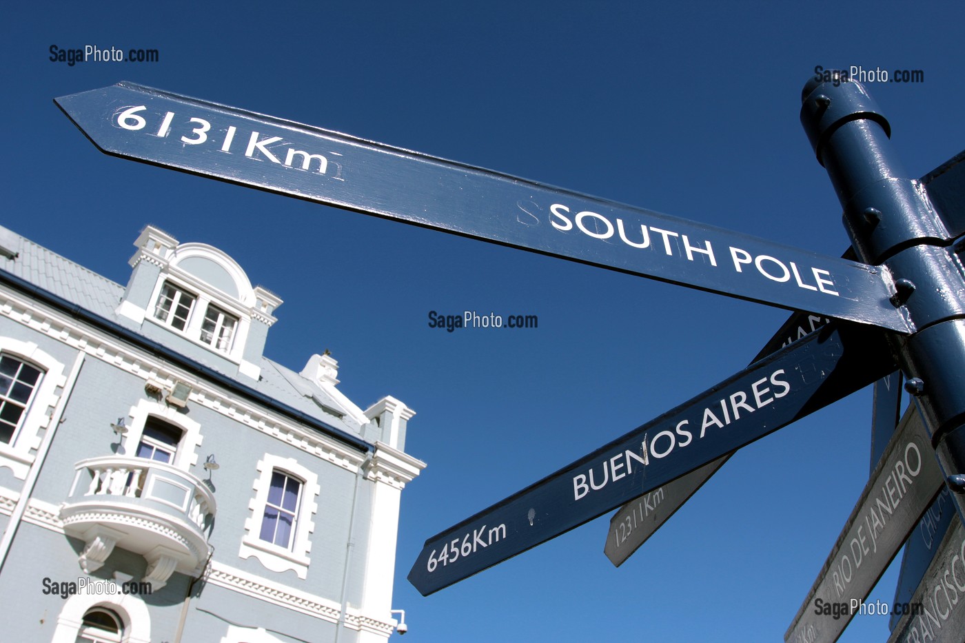 PANNEAU INDIQUANT LES PRINCIPALES DIRECTIONS DANS LE MONDE, QUARTIER DU VICTORIA AND ALBERT WATERFRONT, LE CAP, PROVINCE DU CAP OCCIDENTAL, AFRIQUE DU SUD 