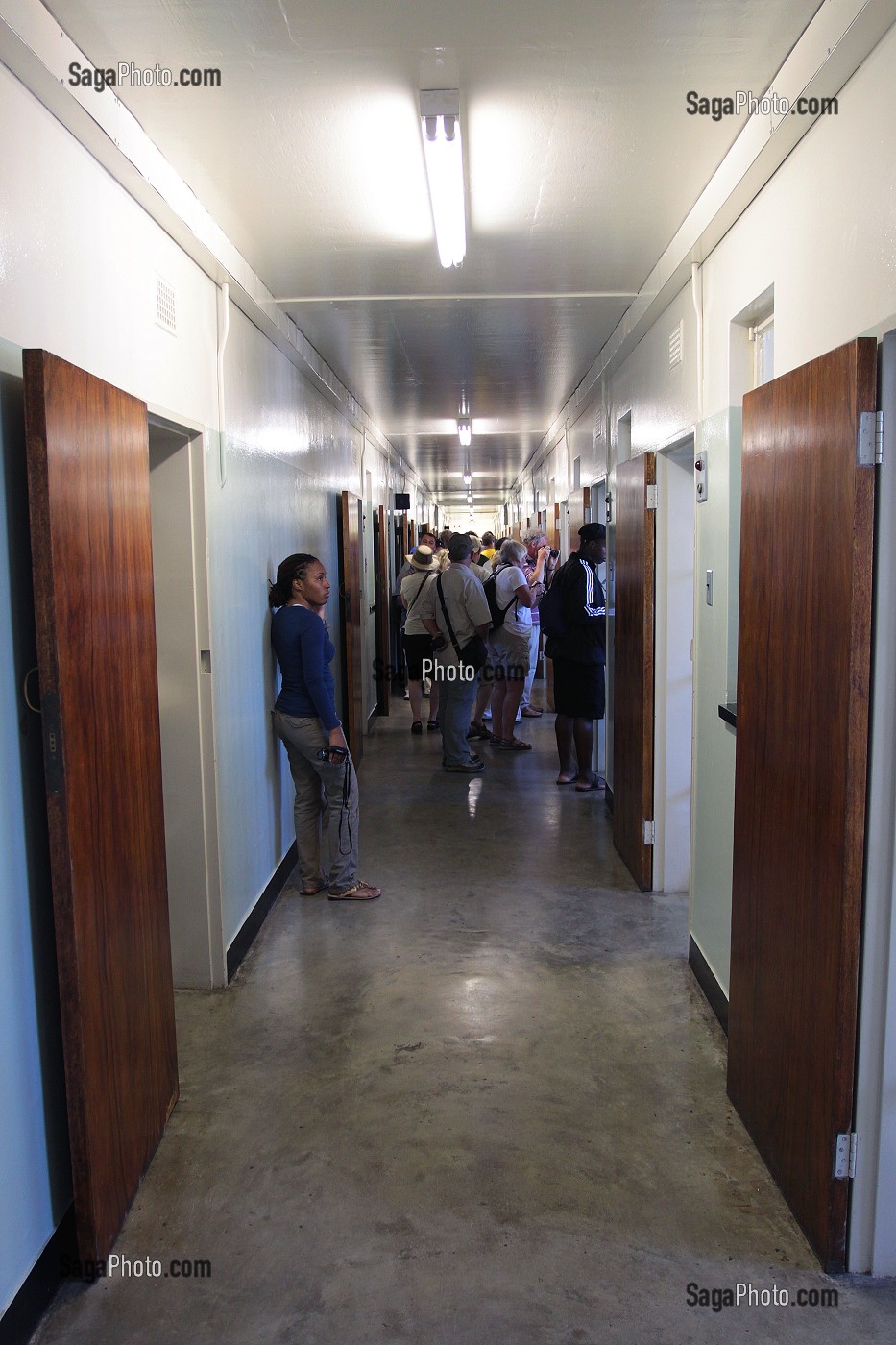 COULOIR DONNANT SUR LES CELLULES DESTINEES AUX PRISONNIERS POLITIQUES A L'EPOQUE DE L'APARTHEID, ANCIENNE PRISON OU NELSON MANDELA FUT EMPRISONNE, ILE DE ROBBEN ISLAND, BAIE DU CAP, PROVINCE DU CAP OCCIDENTAL, AFRIQUE DU SUD 