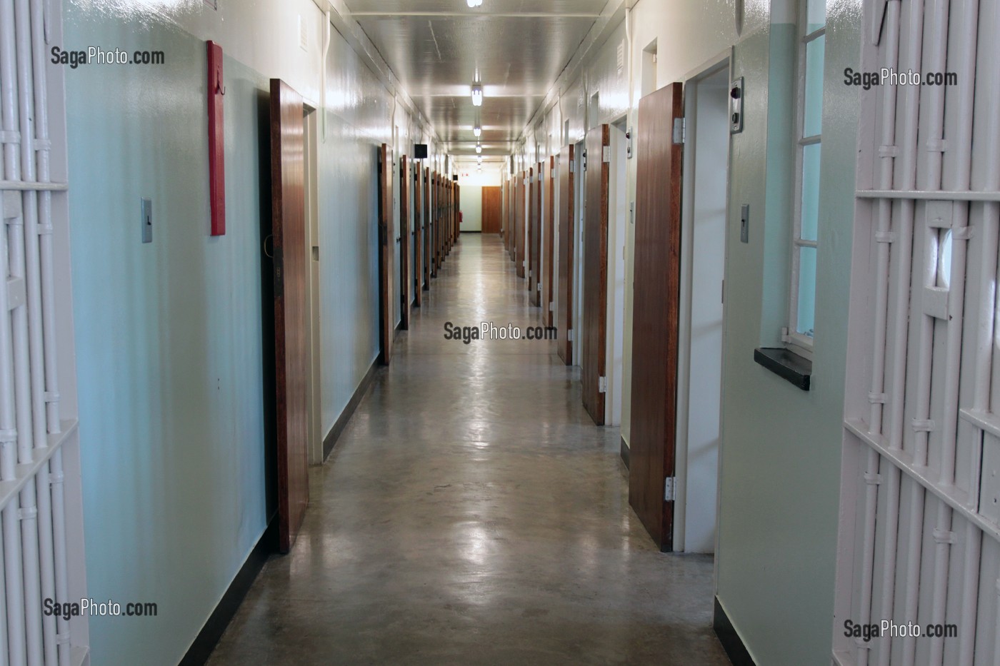 CELLULES DESTINEES AUX PRISONNIERS POLITIQUES A L'EPOQUE DE L'APARTHEID, ANCIENNE PRISON OU NELSON MANDELA FUT EMPRISONNE, ILE DE ROBBEN ISLAND, BAIE DU CAP, PROVINCE DU CAP OCCIDENTAL, AFRIQUE DU SUD 