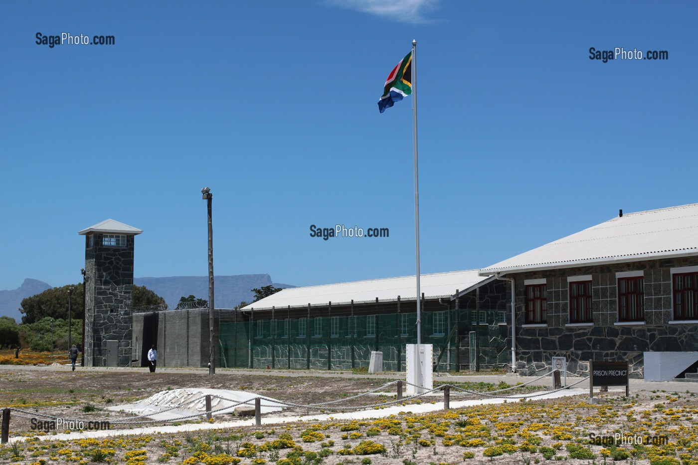 MIRADOR ET BATIMENT PRINCIPAL DE L'ANCIENNE PRISON OU NELSON MANDELA FUT EMPRISONNE PENDANT L'APARTHEID, ILE DE ROBBEN ISLAND, BAIE DU CAP, PROVINCE DU CAP OCCIDENTAL, AFRIQUE DU SUD 