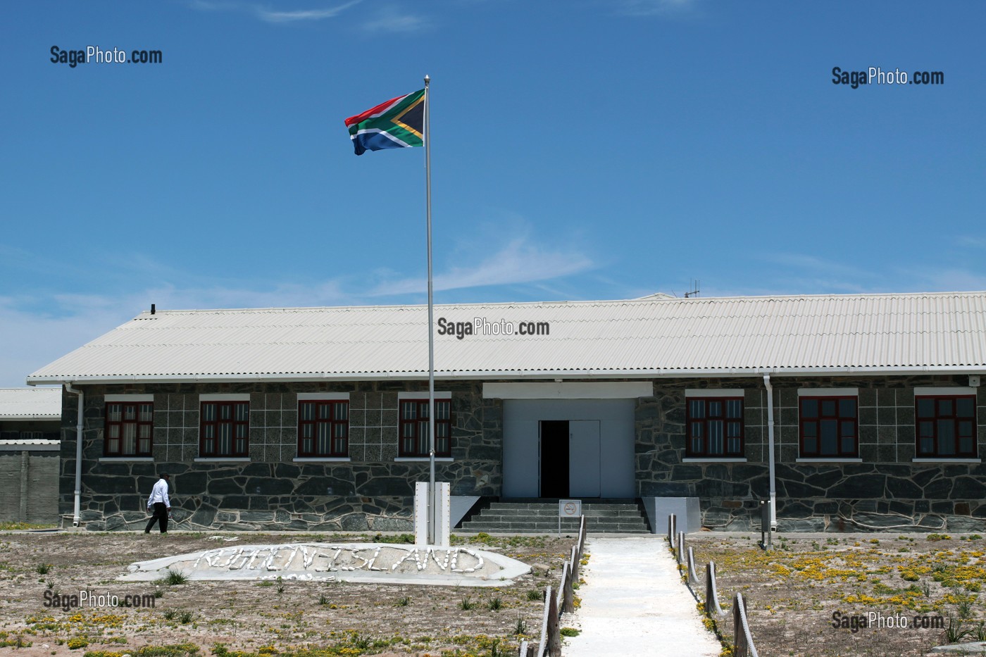 DRAPEAU SUD-AFRICAIN DEVANT L'ENTREE DU BATIMENT PRINCIPAL DE L'ANCIENNE PRISON OU NELSON MANDELA FUT EMPRISONNE PENDANT L'APARTHEID, ILE DE ROBBEN ISLAND, BAIE DU CAP, PROVINCE DU CAP OCCIDENTAL, AFRIQUE DU SUD 