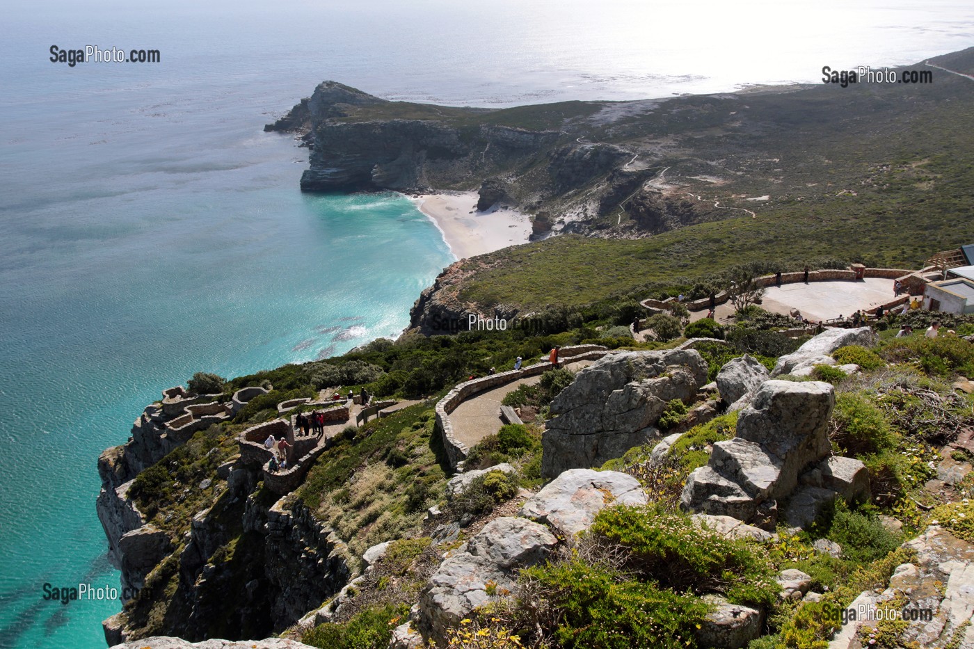 VUE SUR LE CAP DE BONNE ESPERANCE ET LA POINTE DU CAP DEPUIS LE PHARE DE CAPE POINT, PENINSULE DU CAP, RESERVE NATURELLE DU CAP DE BONNE ESPERANCE, PROVINCE DU CAP OCCIDENTAL, AFRIQUE DU SUD 