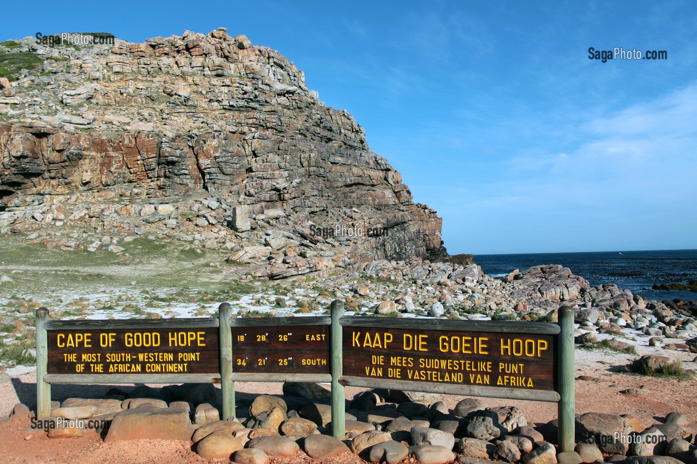 PANNEAU INDICANT LE CAP DE BONNE-ESPERANCE ET SES COORDONNEES GEOGRAPHIQUES, PENINSULE DU CAP, RESERVE NATURELLE DU CAP DE BONNE-ESPERANCE, PROVINCE DU CAP OCCIDENTAL, AFRIQUE DU SUD 