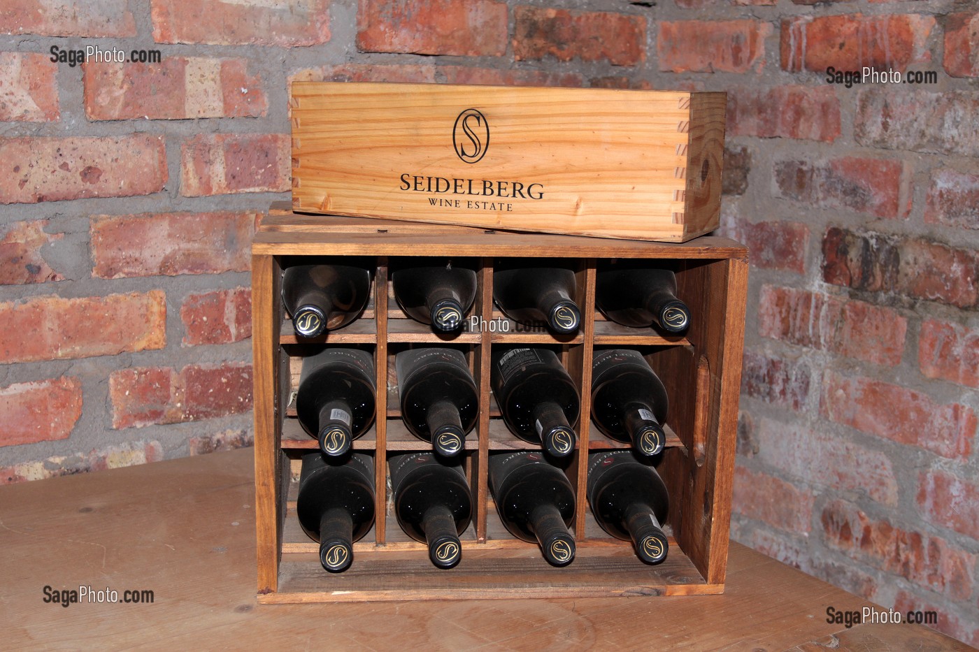 CAISSE DE BOUTEILLES DE VINS DANS UNE CAVE DU DOMAINE DE SEIDELBERG, PAARL, ROUTE DES VINS, PROVINCE DU CAP OCCIDENTAL, AFRIQUE DU SUD 