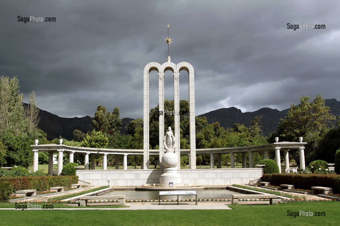 MONUMENT DES HUGUENOTS REALISE EN 1948 PAR COERT STEYNBERG, FRANSCHHOEK, ROUTE DES VINS, PROVINCE DU CAP OCCIDENTAL, AFRIQUE DU SUD 