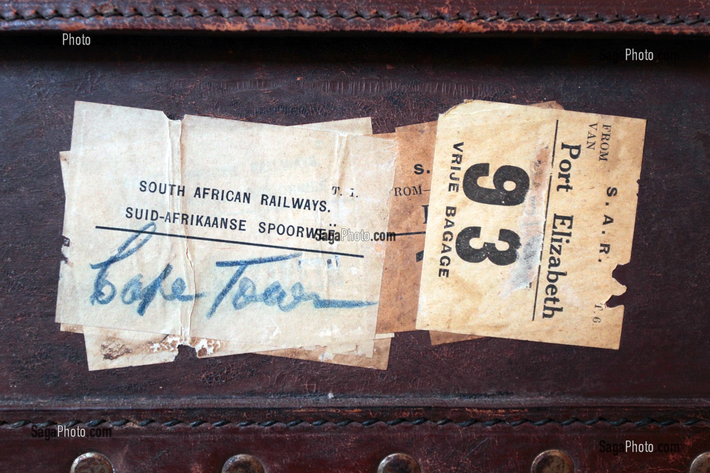 ANCIENNE MALLE DE VOYAGE ARBORANT DES AUTOCOLLANTS DE LA COMPAGNIE DE CHEMIN DE FER SUD-AFRICAINE, HOTEL RIVER MANOR BOUTIQUE HOTEL AND SPA, STELLENBOSCH, ROUTE DES VINS, PROVINCE DU CAP OCCIDENTAL, AFRIQUE DU SUD 