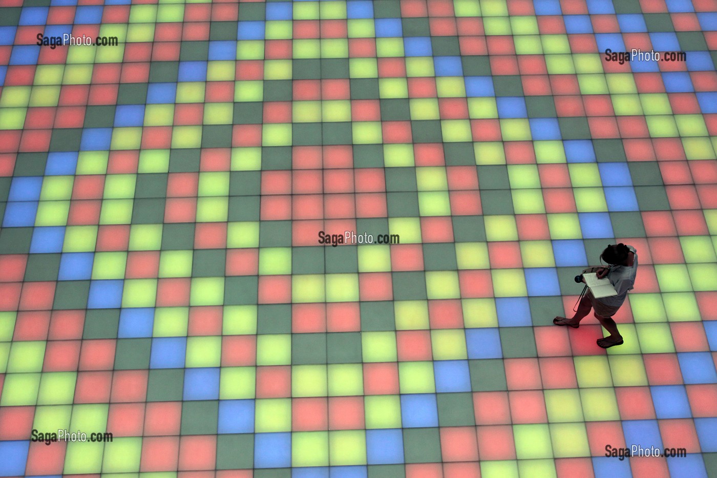 DETAIL DE L'INSTALLATION ARTISTIQUE 'DANCING NAZIS' DE PIOTR UKLANSKI, EXPOSITION INTITULEE 'MAPPING THE STUDIO' AU PALAZZO GRASSI, MUSEE D'ART MODERNE ET D'ART CONTEMPORAIN APPARTENANT A FRANCOIS PINAULT, VENISE, VENETIE, ITALIE 