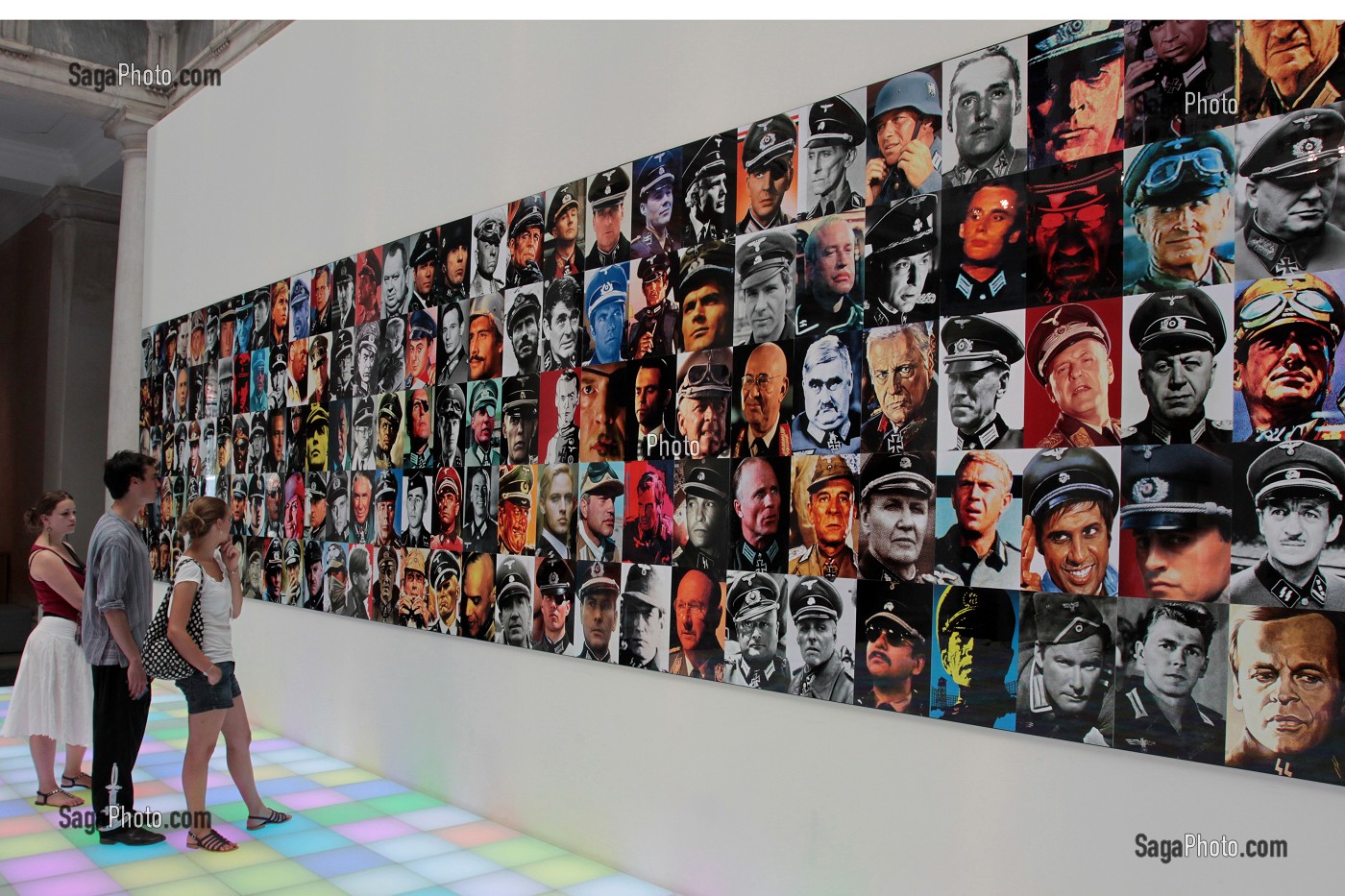 'DANCING NAZIS' DE PIOTR UKLANSKI, EXPOSITION 'MAPPING THE STUDIO', INTERIEUR DU PALAZZO GRASSI, MUSEE D'ART MODERNE REGROUPANT LA COLLECTION D'ART MODERNE DE FRANCOIS PINAULT, VENISE, ITALIE 