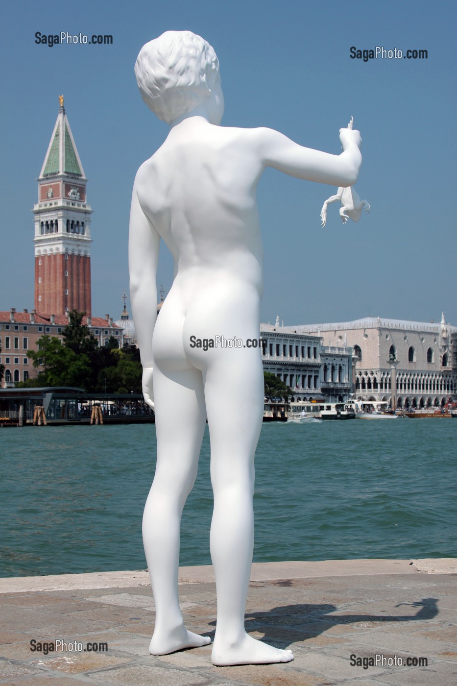 SCULPTURE 'BOY WITH FROG' DE CHARLES RAY, EXPOSITION 'MAPPING THE STUDIO', PUNTA DE LA DOGANA, MUSEE D'ART CONTEMPORAIN APPARTENANT A FRANCOIS PINAULT, VENISE, VENETIE, ITALIE 