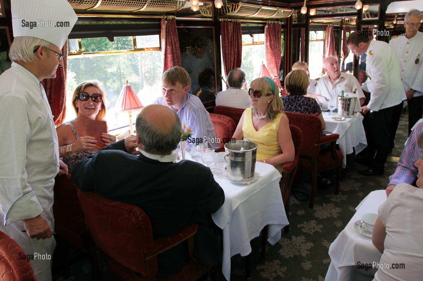 CHRISTIAN BODIGUEL, CHEF CUISINIER DE LA COMPAGNIE VENICE SIMPLON ORIENT-EXPRESS AUPRES DES CLIENTS DANS LA VOITURE RESTAURANT, TRAIN DE PRESTIGE ORIENT-EXPRESS, VENISE, VENETIE, ITALIE 