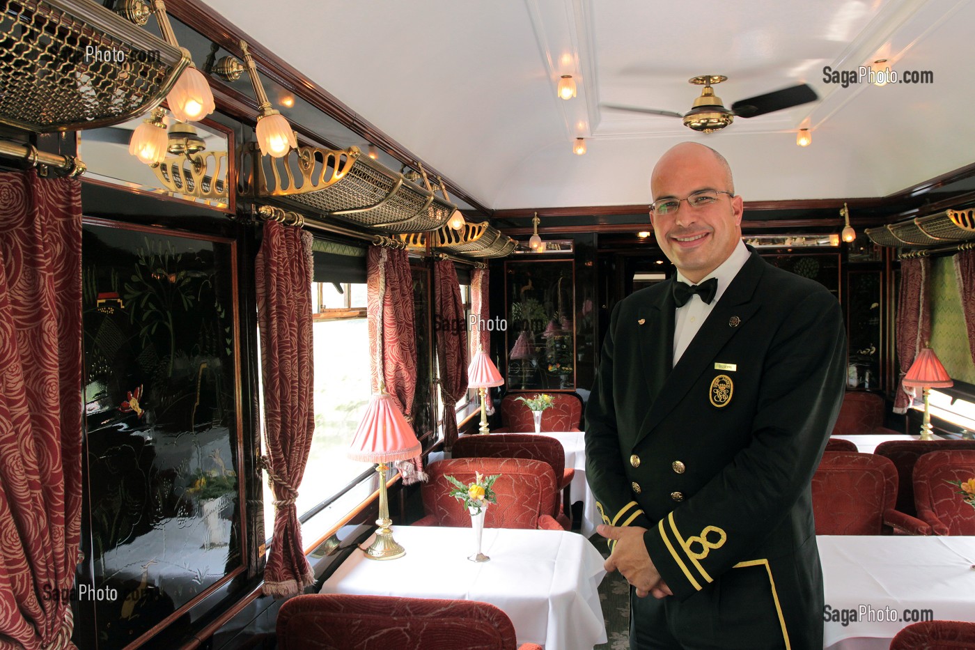 GUISEPPE, MAITRE D'HOTEL DE LA COMPAGNIE VENICE SIMPLON ORIENT-EXPRESS, POSANT DANS L'UNE DES VOITURES RESTAURANT DU TRAIN DE PRESTIGE ORIENT-EXPRESS, VENISE, VENETIE, ITALIE 