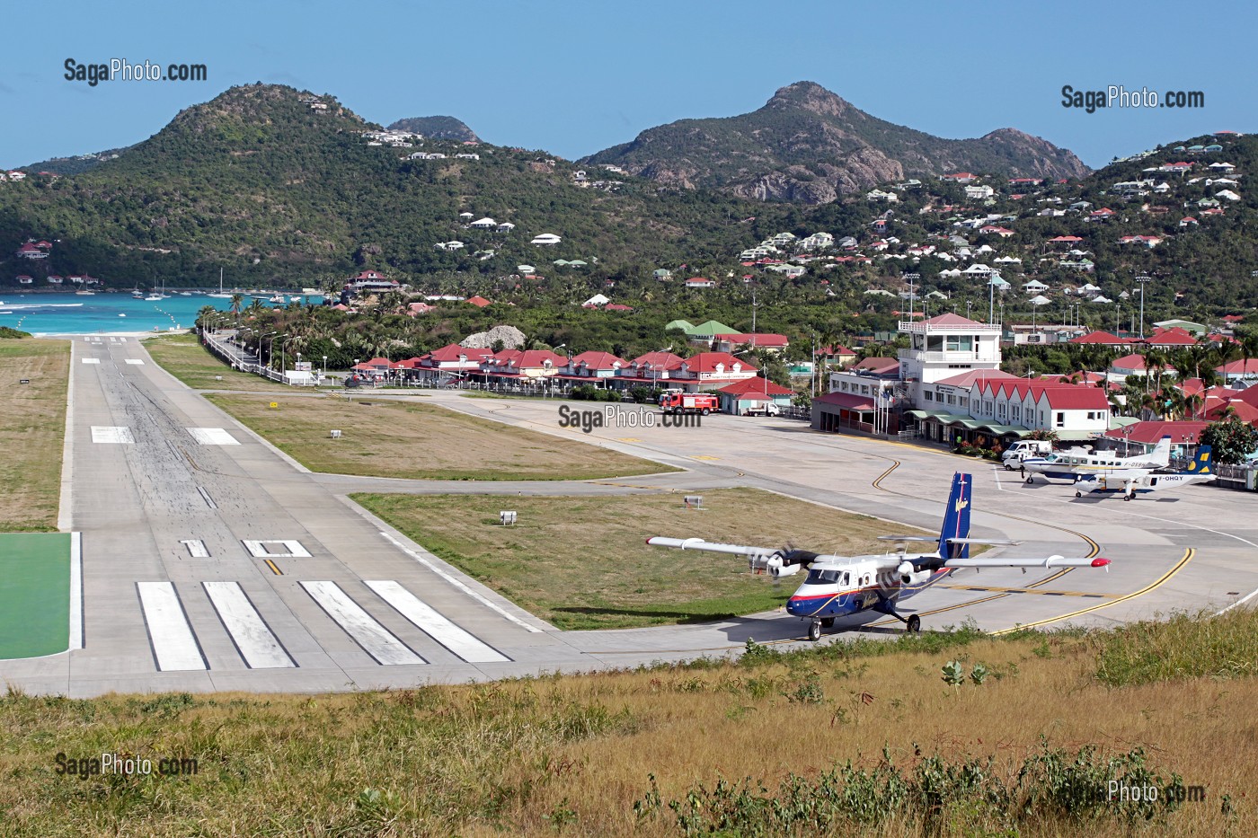 AVION DE LA COMPAGNIE HOLLANDAISE WINAIR AU DECOLLAGE, AEROPORT GUSTAVE III, ILE DE SAINT-BARTHELEMY, PETITES ANTILLES FRANCAISES, CARAIBES 