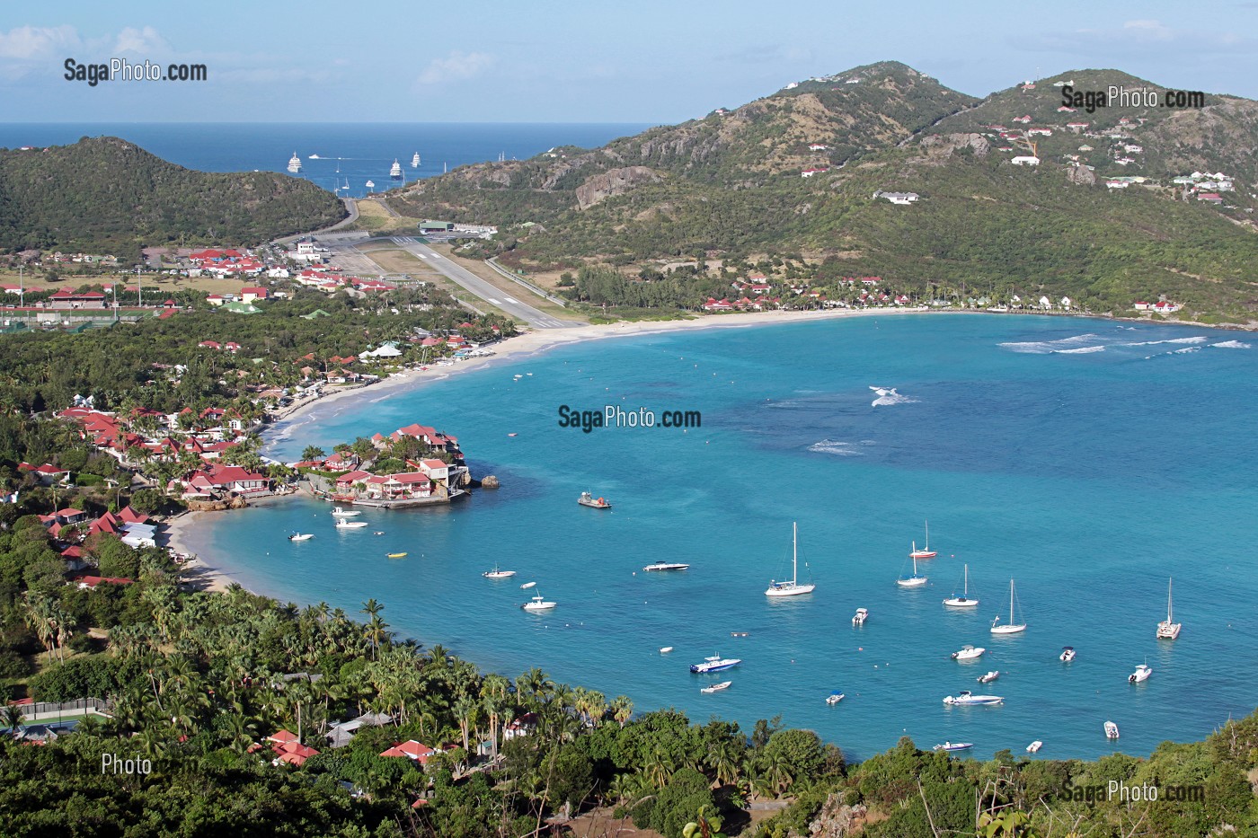 VUE SUR LA BAIE DE SAINT-JEAN AVEC LE COL DE LA TOURMENTE, L'AEROPORT GUSTAVE III, LA PLAGE DE SAINT-JEAN ET L'HOTEL DE LUXE EDEN ROCK, RELAIS ET CHATEAUX, ILE DE SAINT-BARTHELEMY, PETITES ANTILLES FRANCAISES, CARAIBES 