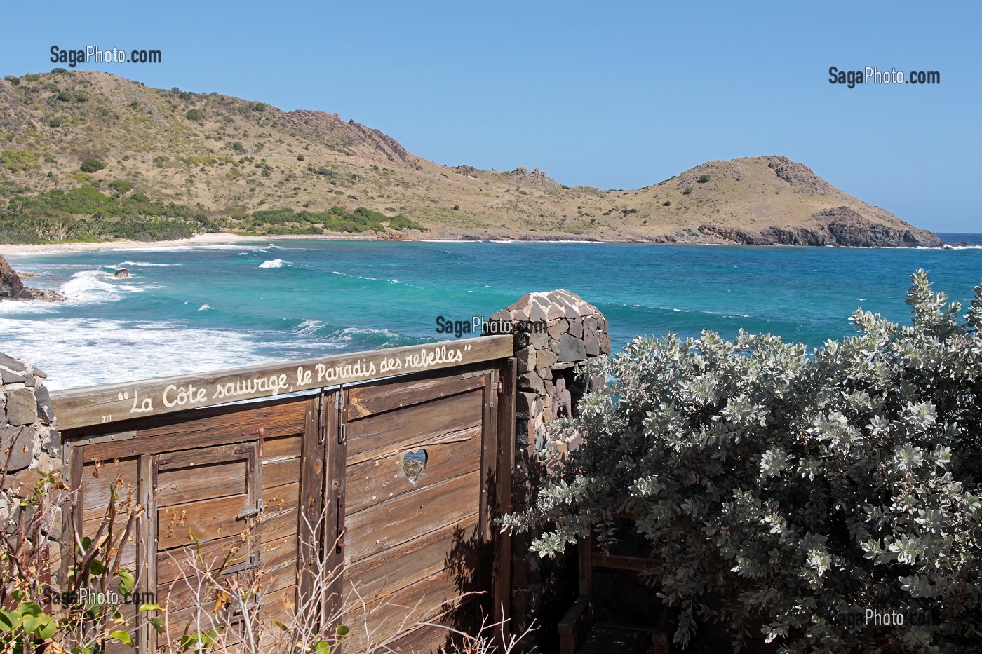 PORTAIL D'ENTREE DE LA MAISON DU DANSEUR ET CHOREGRAPHE RUSSE RUDOLF NOUREEV SUR LA COTE SAUVAGE DE L'ILE DE SAINT-BARTHELEMY, PETITES ANTILLES FRANCAISES, CARAIBES 
