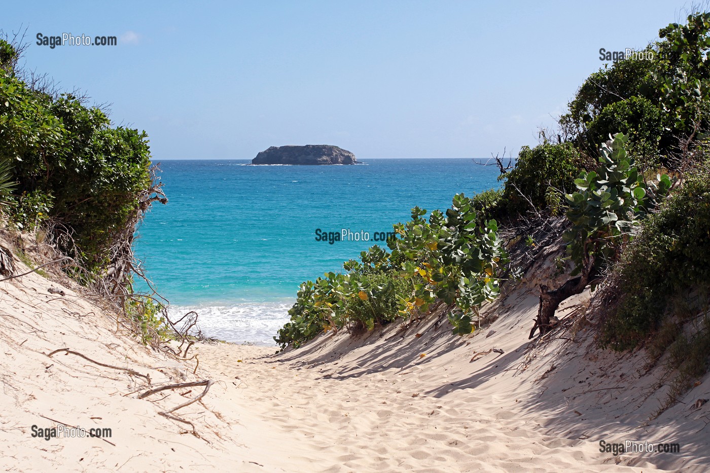 VUE SUR L'ILE COCO ET LA MER DES CARAIBES DEPUIS LA PLAGE DE L'ANSE DE GRANDE SALINE, ILE DE SAINT-BARTHELEMY, PETITES ANTILLES FRANCAISES, CARAIBES 