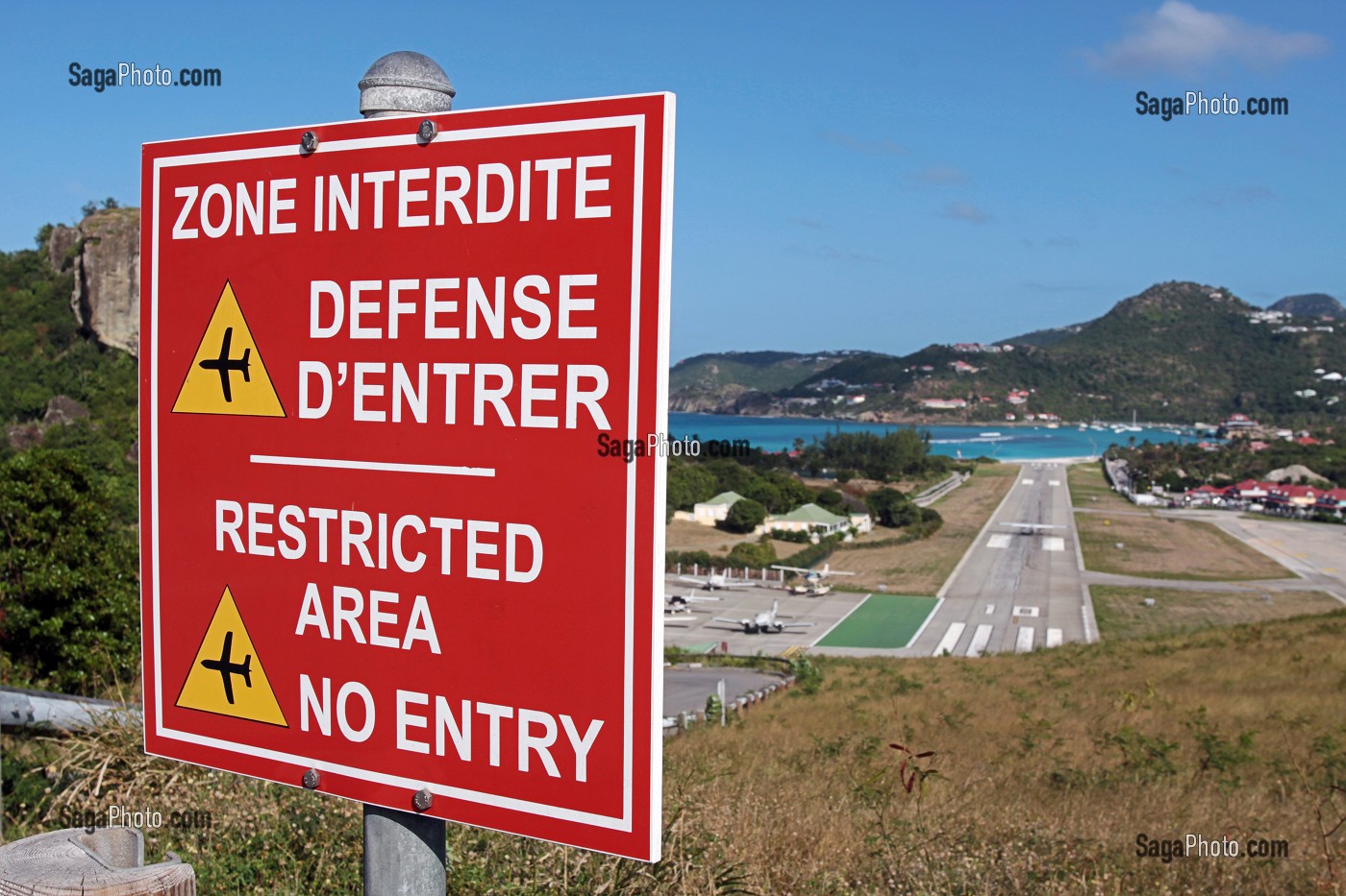 PANNEAU INTERDISANT L'ACCES A LA PISTE DE L'AEROPORT GUSTAVE III, ILE DE SAINT-BARTHELEMY, PETITES ANTILLES FRANCAISES, CARAIBES 
