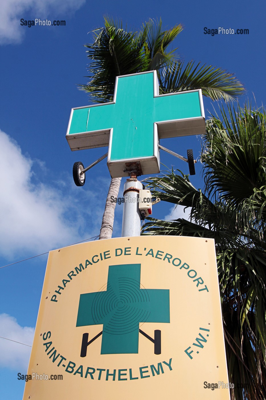 CROIX VERTE DE LA PHARMACIE DE L'AEROPORT, ILE DE SAINT-BARTHELEMY, PETITES ANTILLES FRANCAISES, CARAIBES 