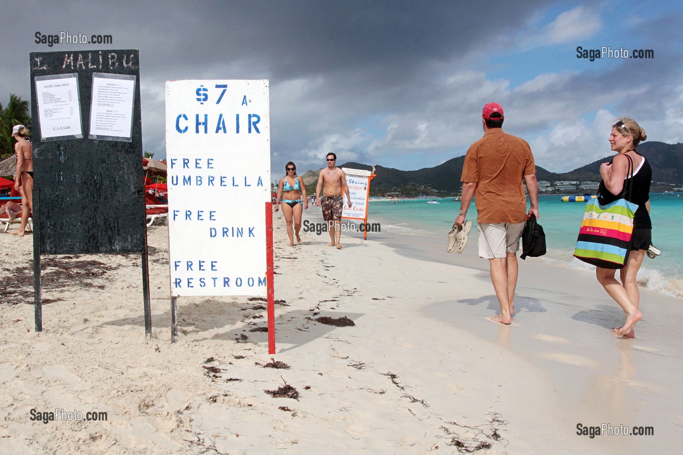 TOURISTES SE PROMENANT SUR LA PLAGE DE LA BAIE ORIENTALE, PARTIE FRANCAISE DE L’ILE DE SAINT-MARTIN, PETITES ANTILLES FRANCAISES, CARAIBES 