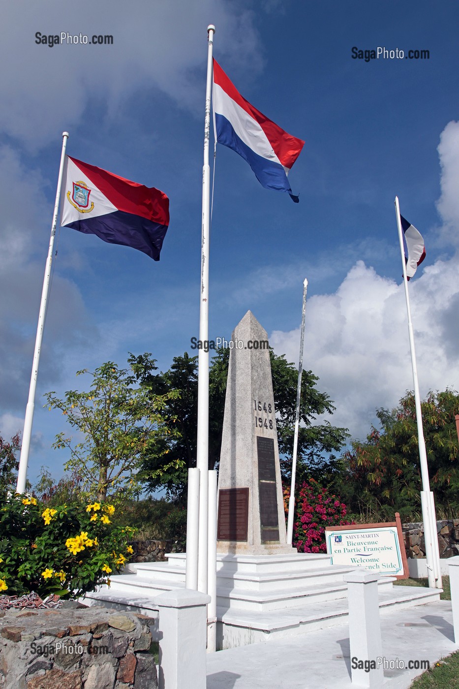MONUMENT COMMEMORANT LA PARTITION DE L'ILE DE SAINT-MARTIN ENTRE LA FRANCE ET LES PAYS-BAS EN 1648, FRONTIERE ENTRE LES PARTIES FRANCAISE ET HOLLANDAISE, ILE DE SAINT-MARTIN, ANTILLES, CARAIBES 