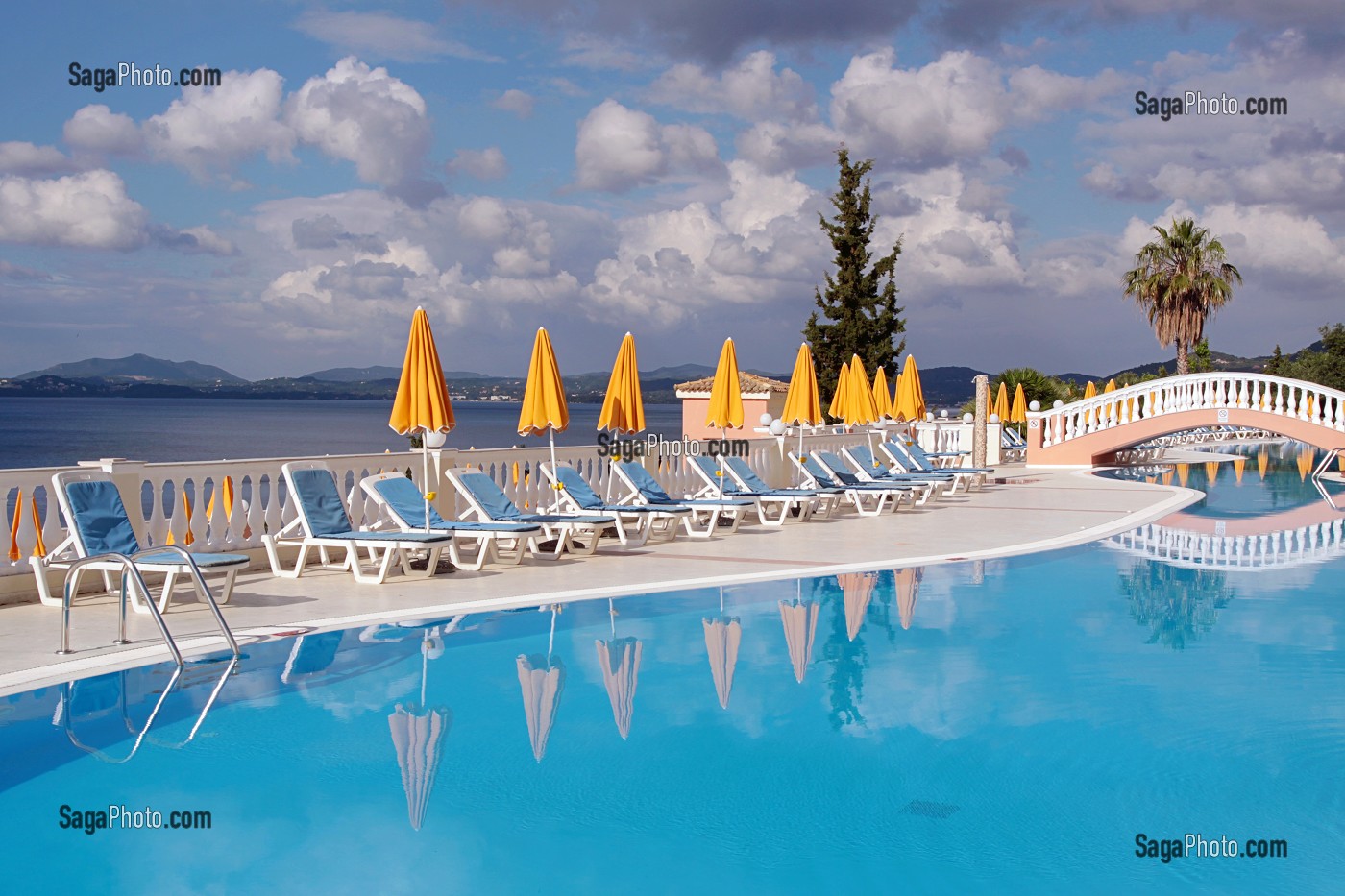 PISCINE RESERVEE AUX CLIENTS DES SUITES DE L'HOTEL SUNSHINE A NISSAKI, ILE DE CORFOU, GRECE 