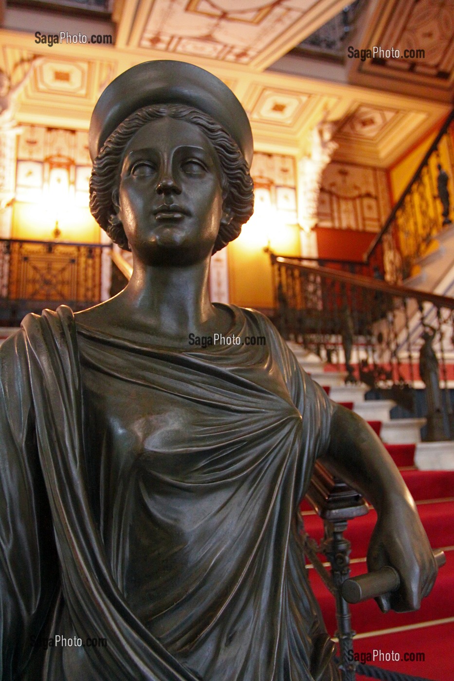 STATUE ORNANT L'ESCALIER PRINCIPAL DU PALAIS D'ACHILLEION, ANCIENNE RESIDENCE D'ETE DE L'IMPERATRICE ELIZABETH D'AUTRICHE DITE SISSI, ILE DE CORFOU, GRECE 