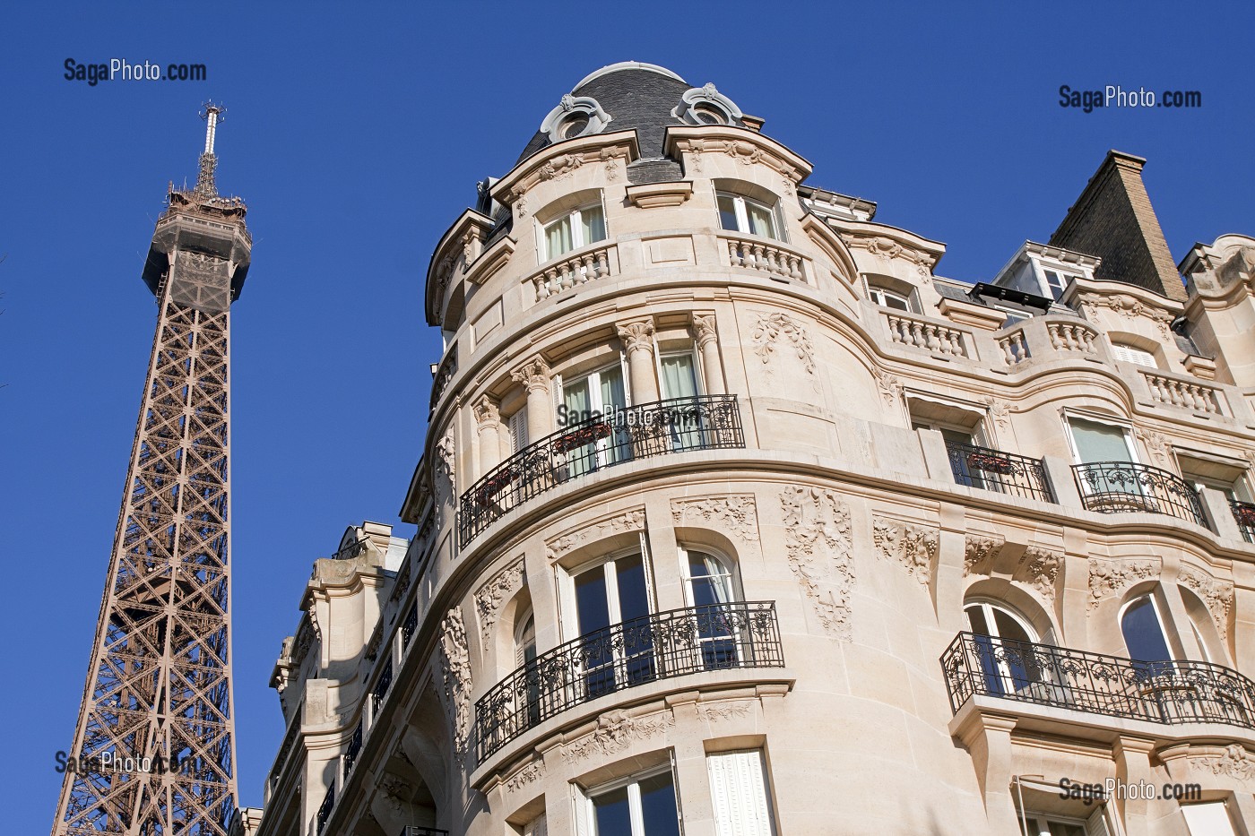 IMMEUBLE HAUSSMANNIEN ET TOUR EIFFEL, PARIS, ILE-DE-FRANCE, FRANCE 