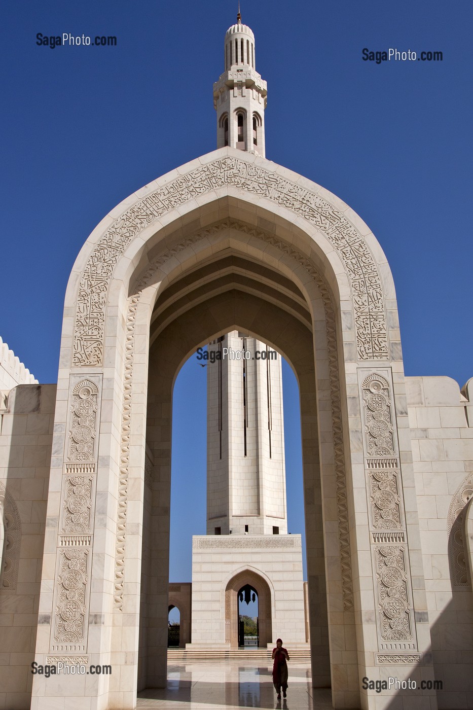 ARCHES MARQUANT L'ENTREE DE LA GRANDE MOSQUEE DU SULTAN QABOOS INAUGUREE EN 2001, MASCATE, SULTANAT D'OMAN, MOYEN-ORIENT 