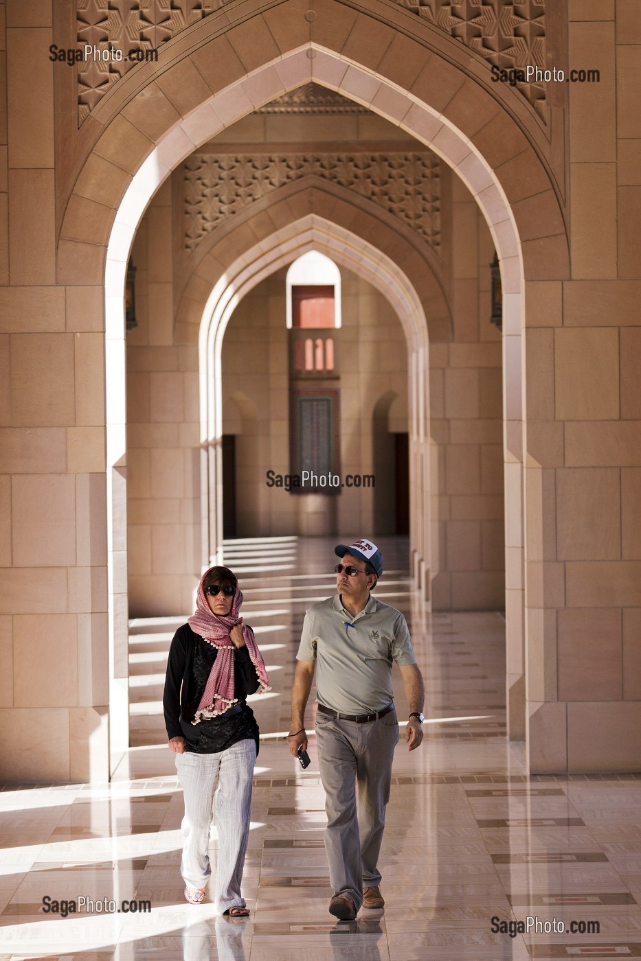 TOURISTES DEAMBULANT SOUS LES ARCADES DE LA GRANDE MOSQUEE DU SULTAN QABOOS, MASCATE, SULTANAT D'OMAN, MOYEN-ORIENT 