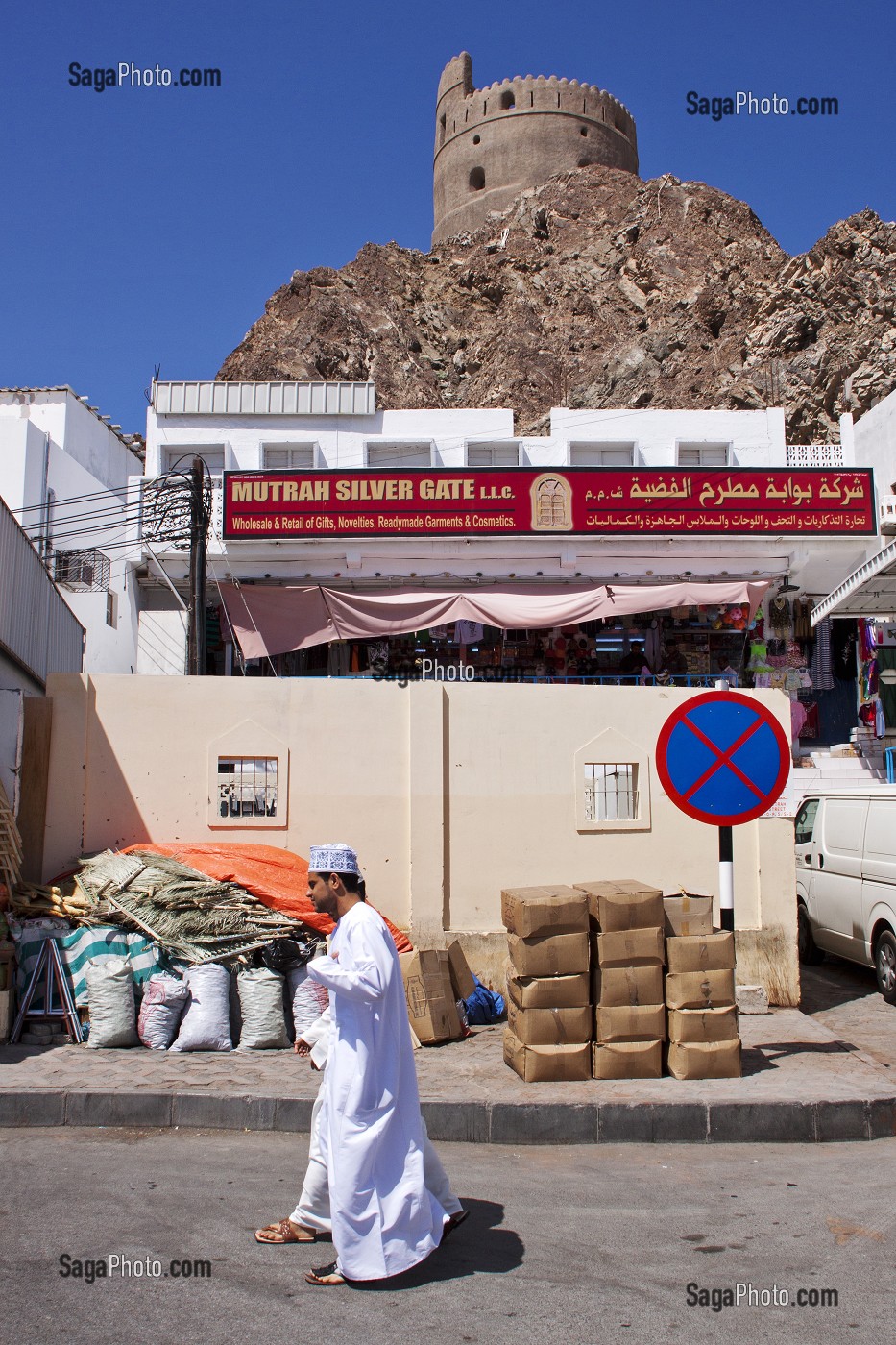 HOMME EN DISHDASHA, HABIT TRADITIONNEL ET OFFICIEL OMANAIS, ET COIFFE D'UNE KUMMA, QUARTIER DE MUTRAH, MASCATE, SULTANAT D'OMAN, MOYEN-ORIENT 